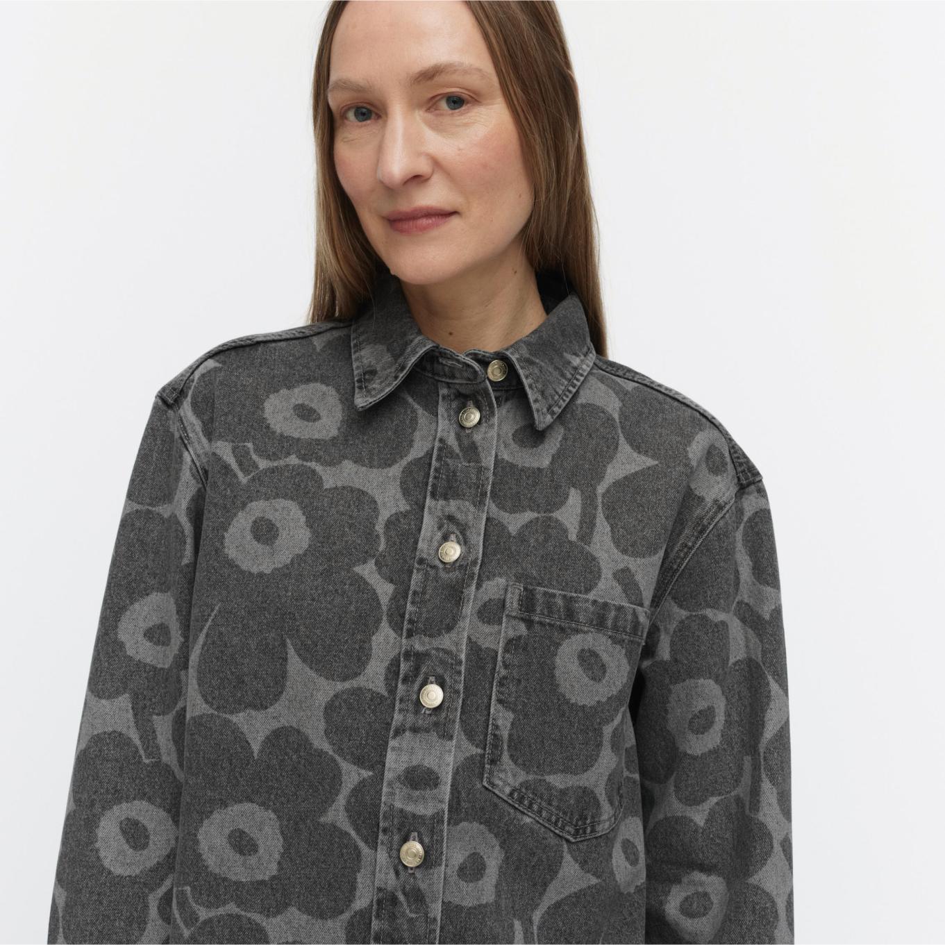Model wearing Maridenim Vaihe shirt in grey Unikko pattern.