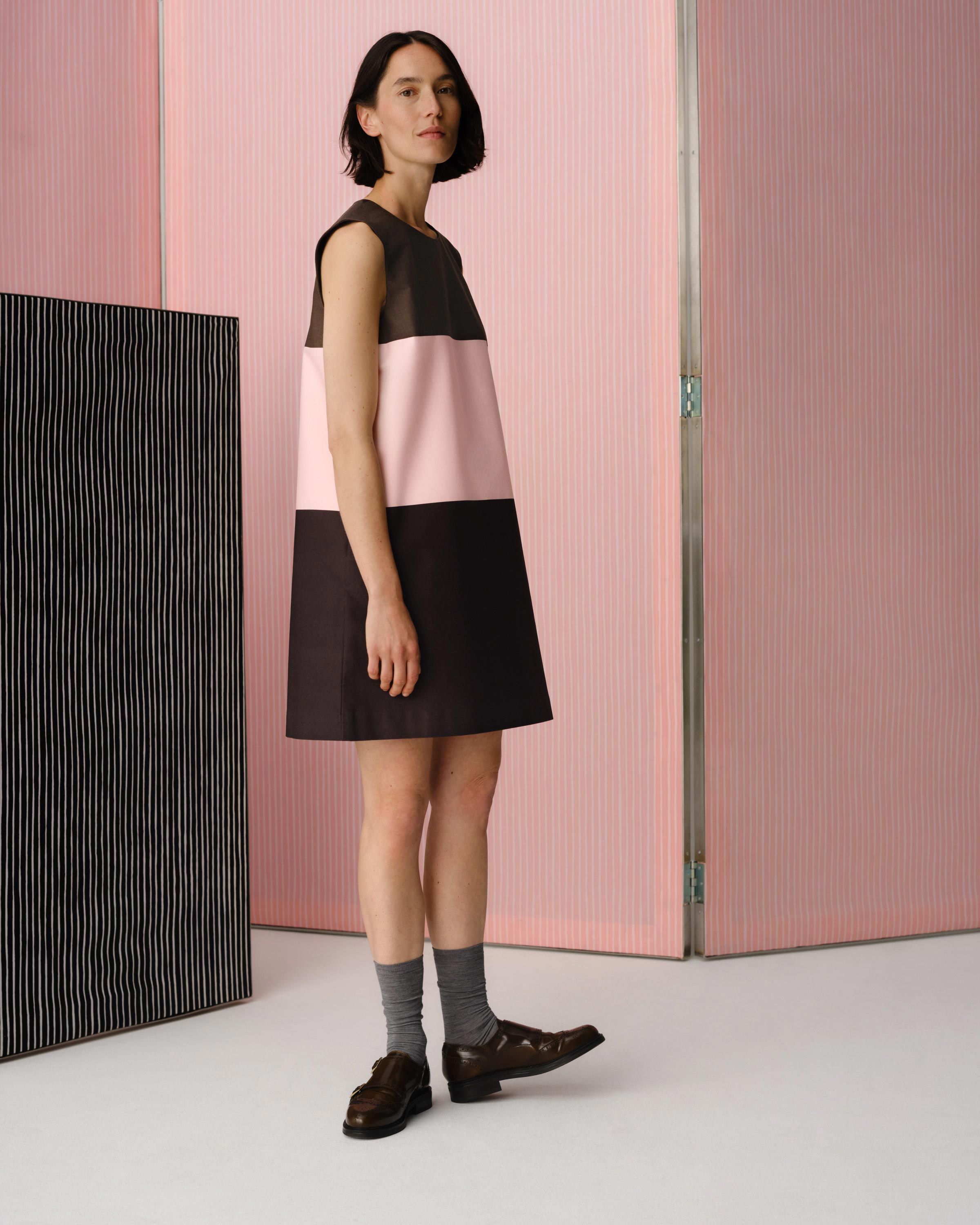 Model wearing Malli dress in Hennika print.