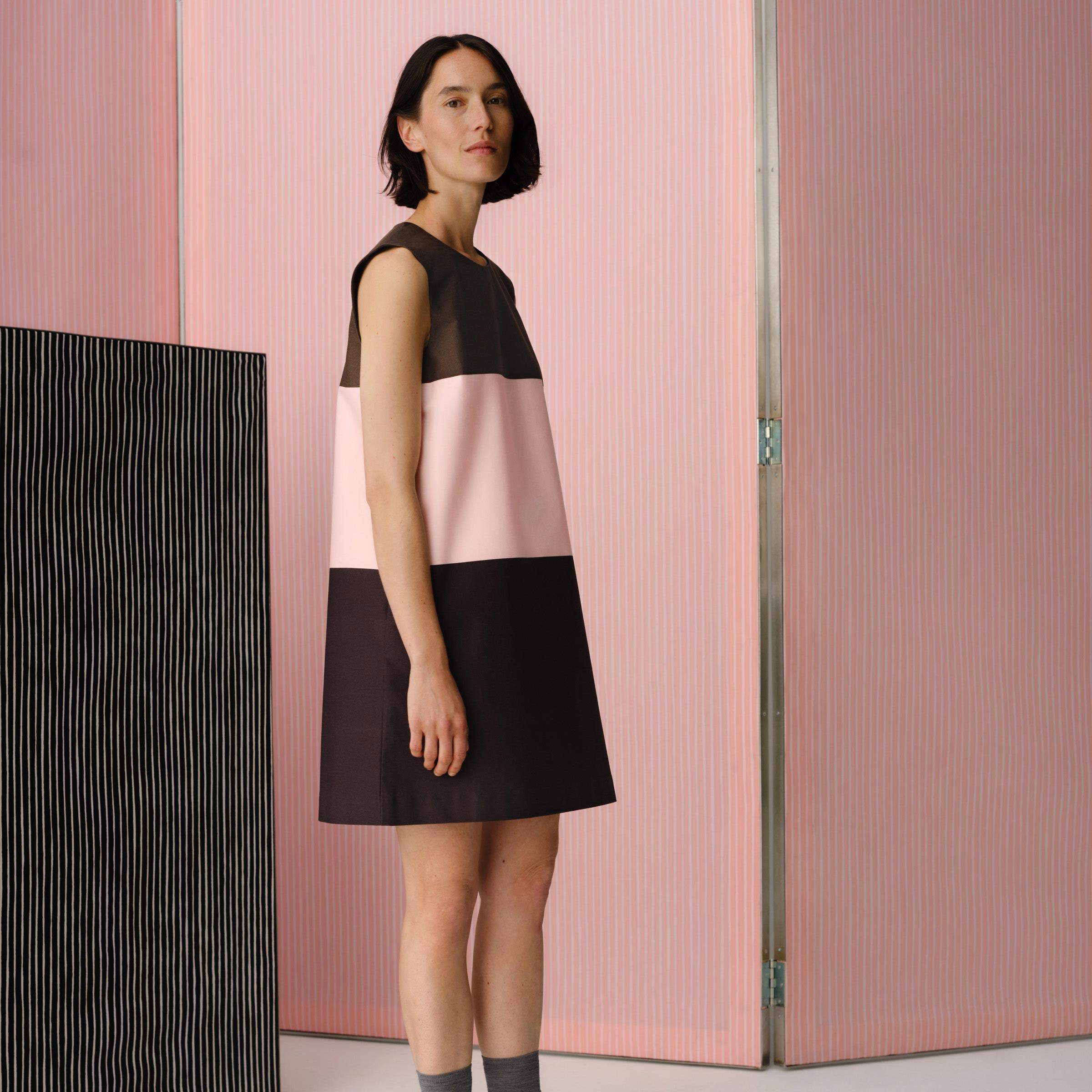 Model wearing Malli dress in Hennika print.