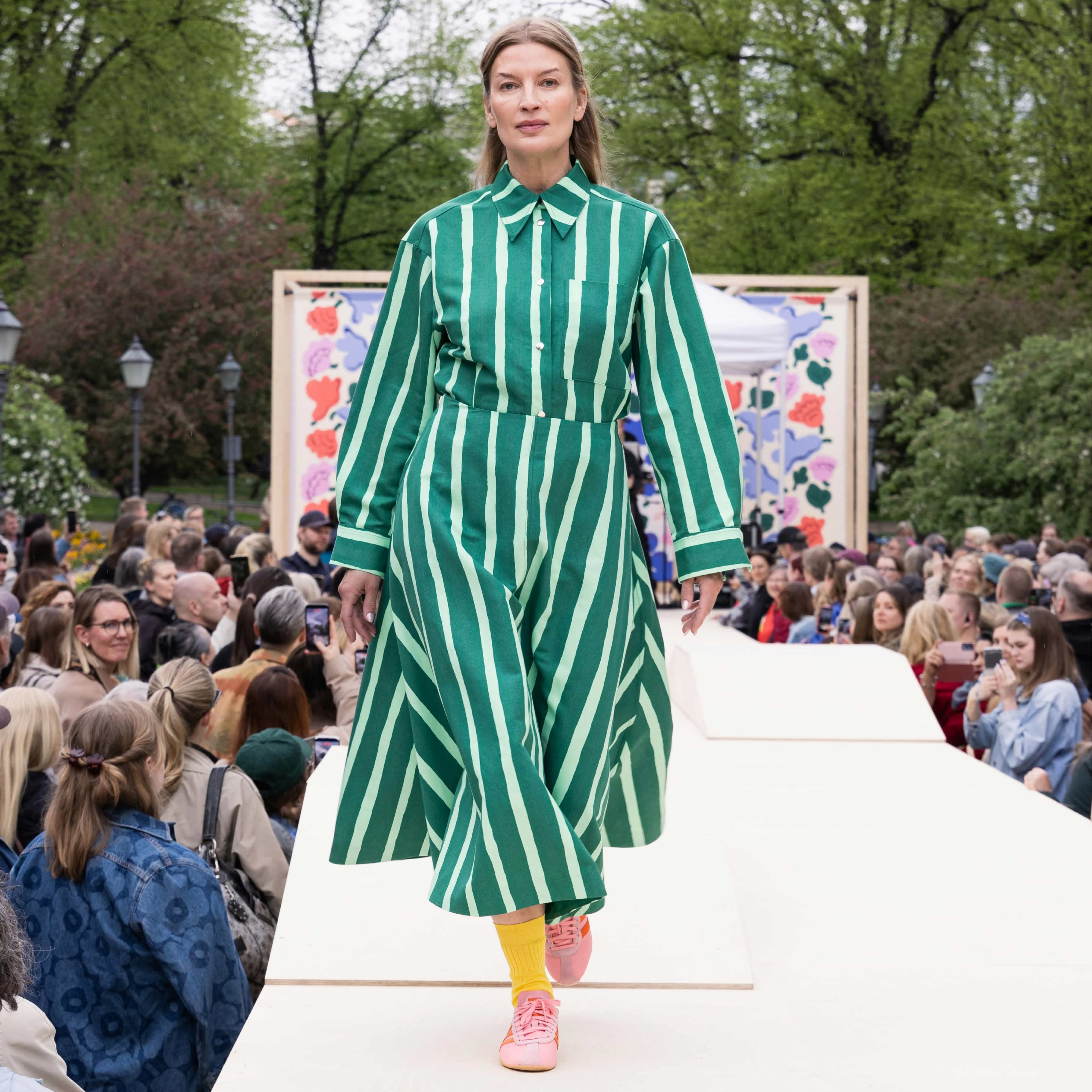 Marimekko-päivä malli kävelee lavalla
