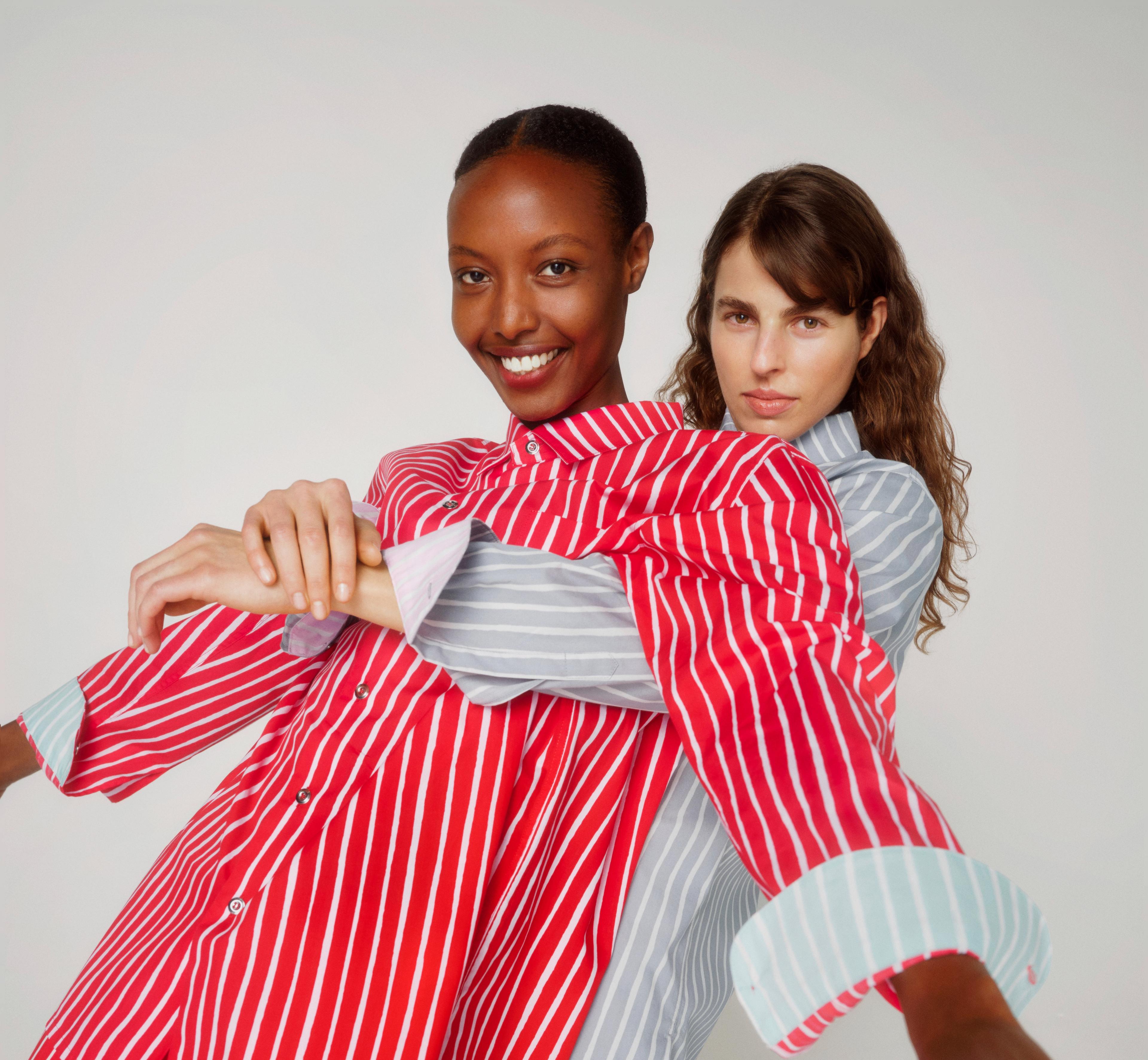 Kaksi naista Jokapoika paidoissa ja shortseissa.