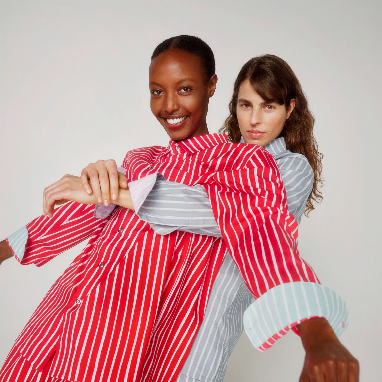 Kaksi naista Jokapoika paidoissa ja shortseissa.