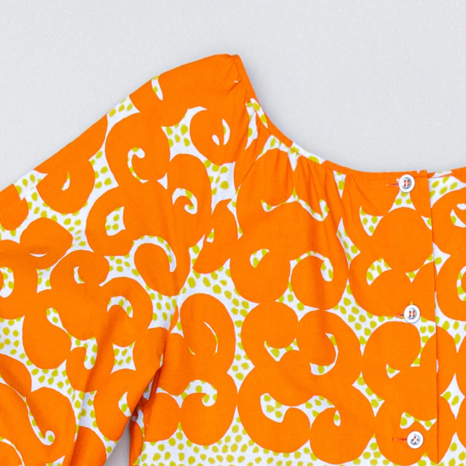 Vintage mekko, jossa oranssi Jokeri-kuosi.