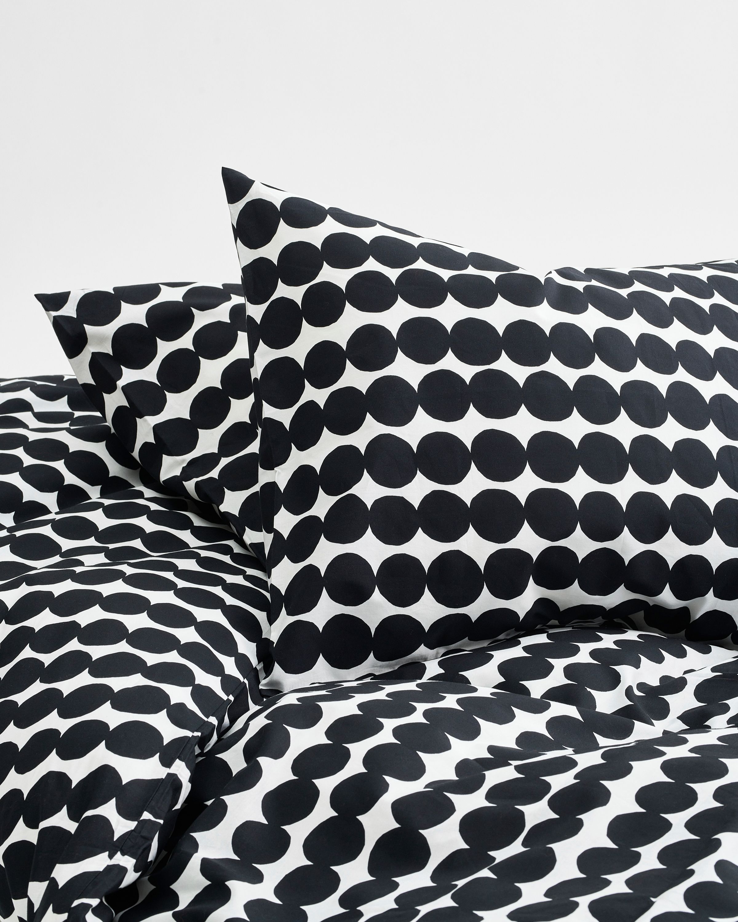 Marimekko bedding in black and white Räsymatto print. 
