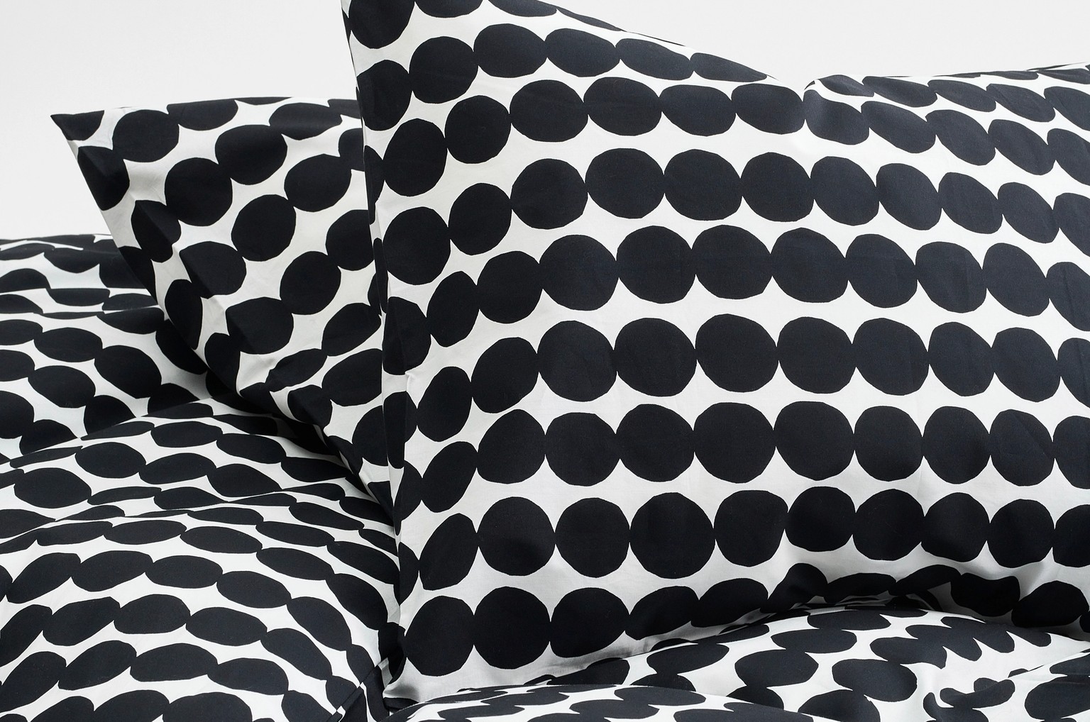 Marimekko bedding in black and white Räsymatto print.
