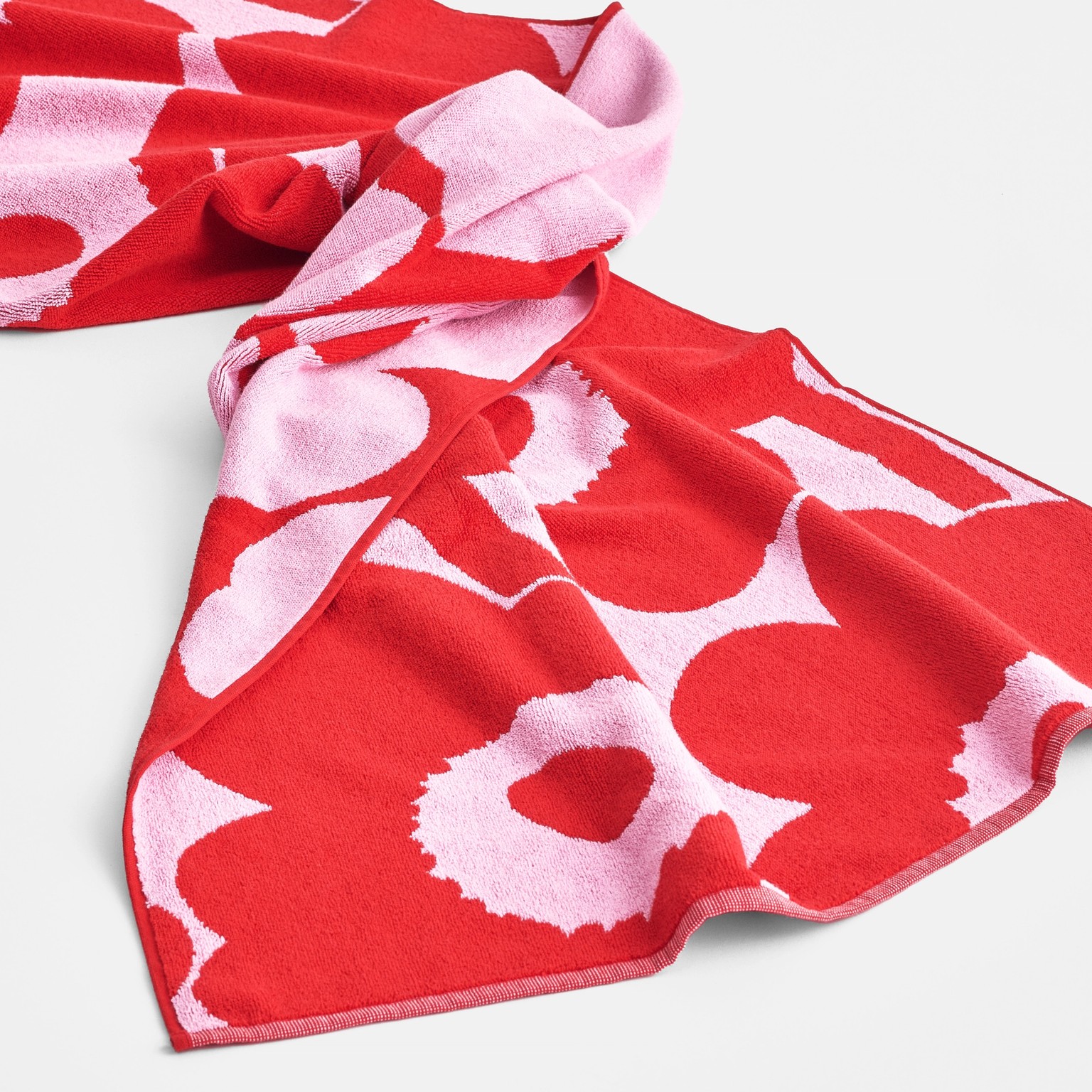 Red & pink Unikko towel.