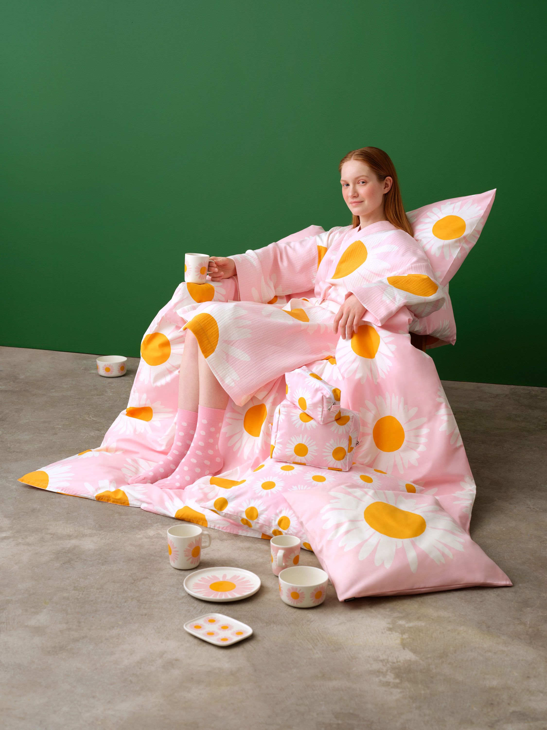 Mallin päällä Auringonkukka kylpytakki, hän istuu Auringonkukka astioiden ja bedding.