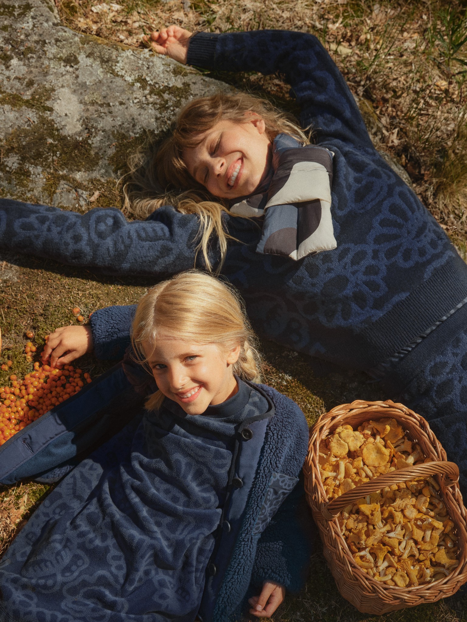 Mallit päällään UNIQLO x Marimekko yhteistyön tuotteita.