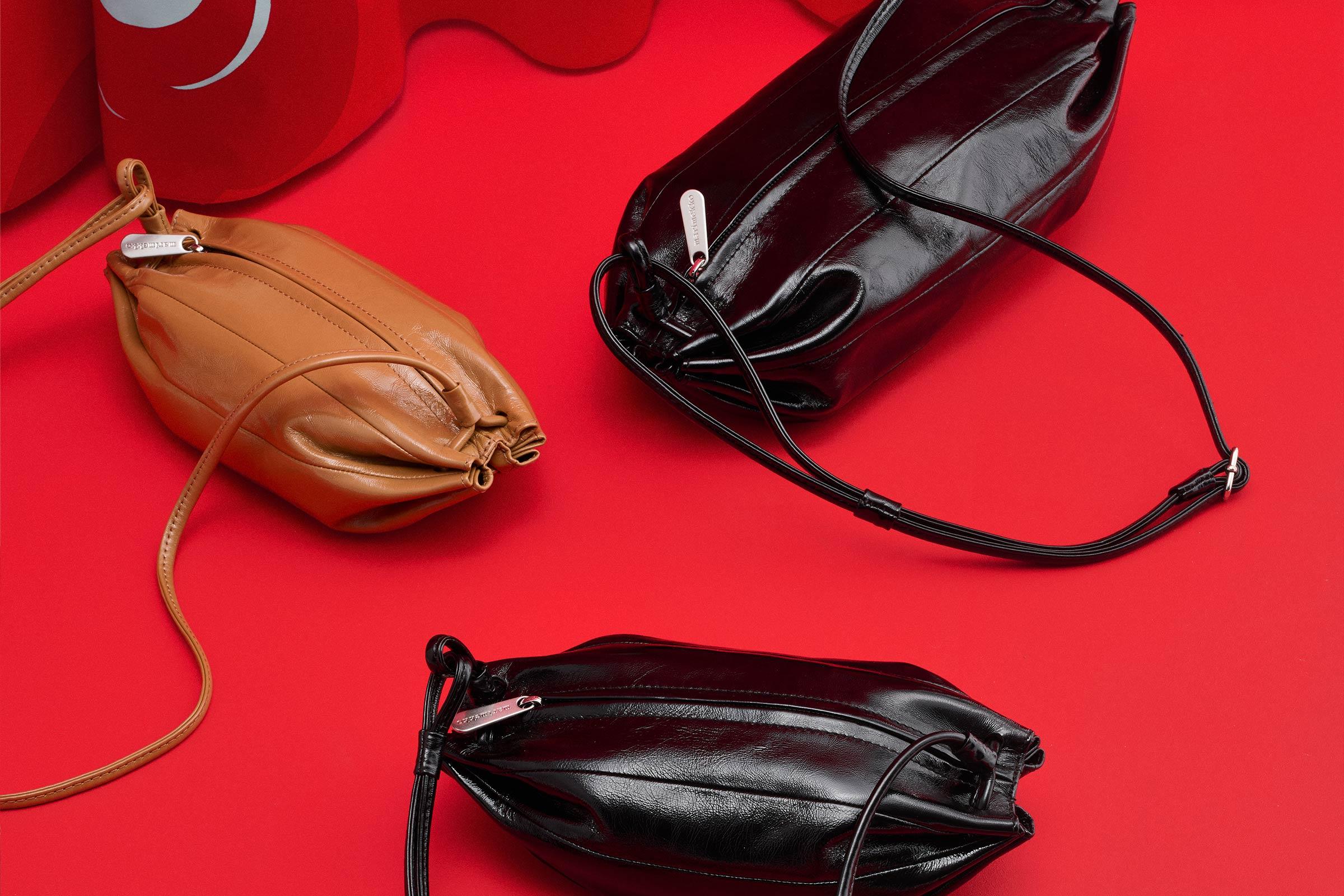 Sacs Karla posés sur un tapis rouge.