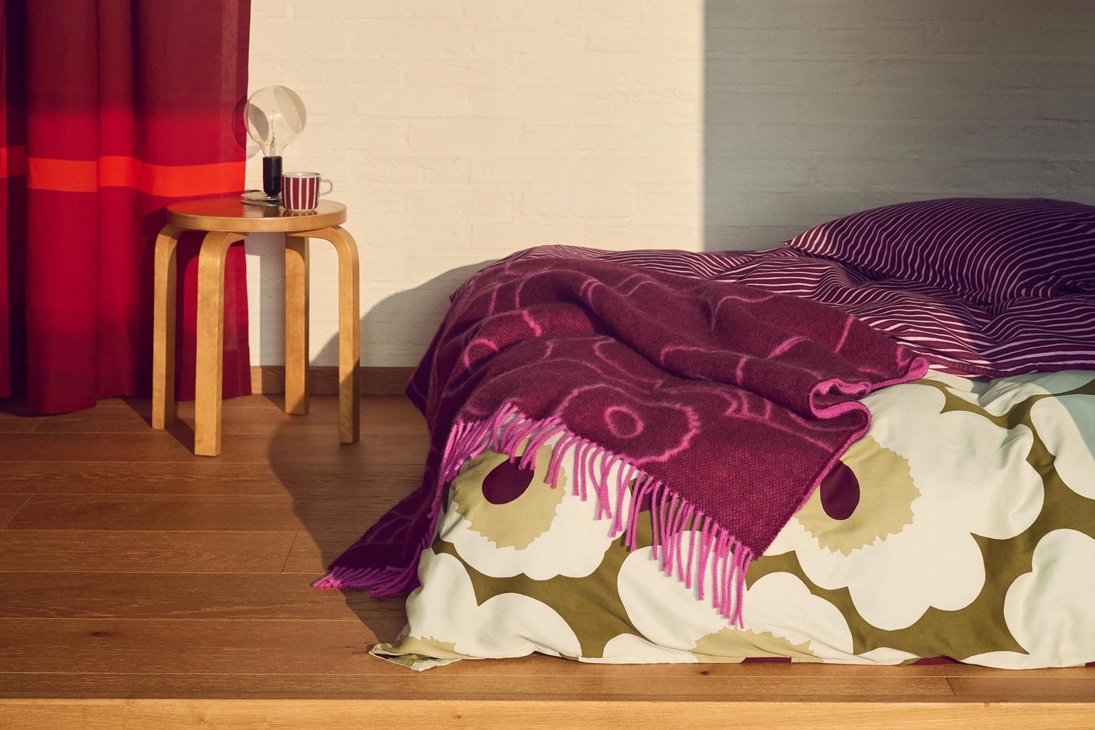 Bedding and throw in Unikko pattern.