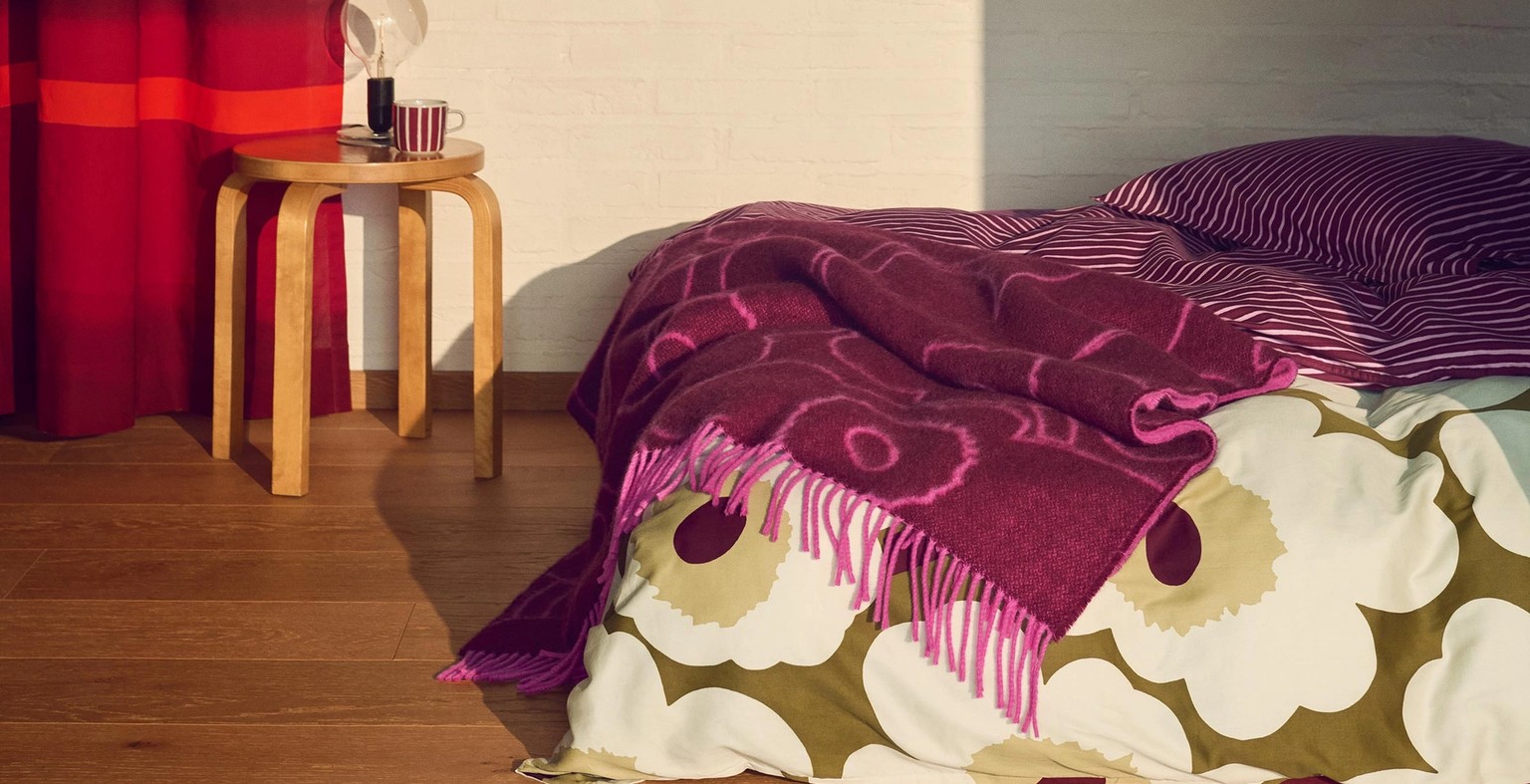 Bedding and throw in Unikko pattern.