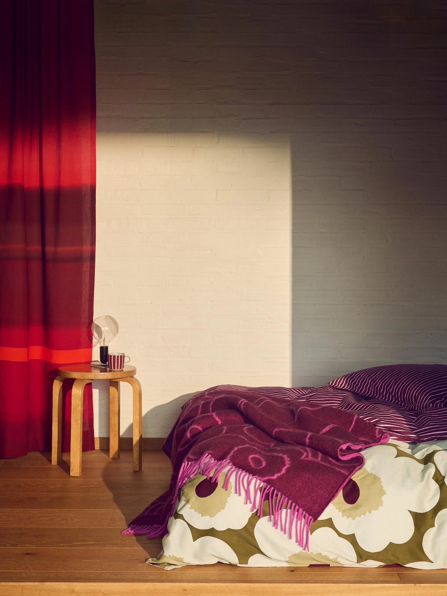 Bedding and throw in Unikko pattern.