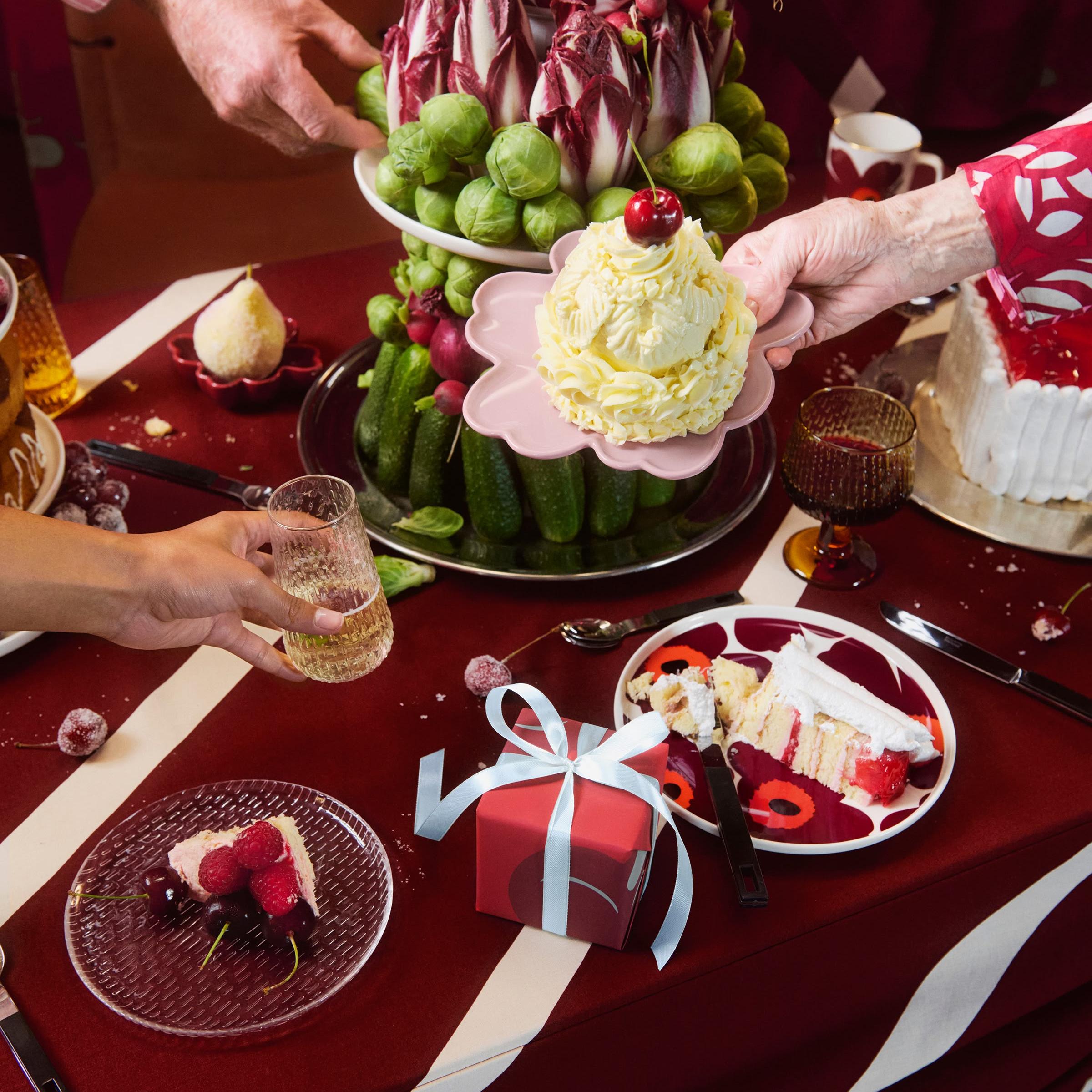 Kattaus, jossa Unikko-astioita ja kasviksia.