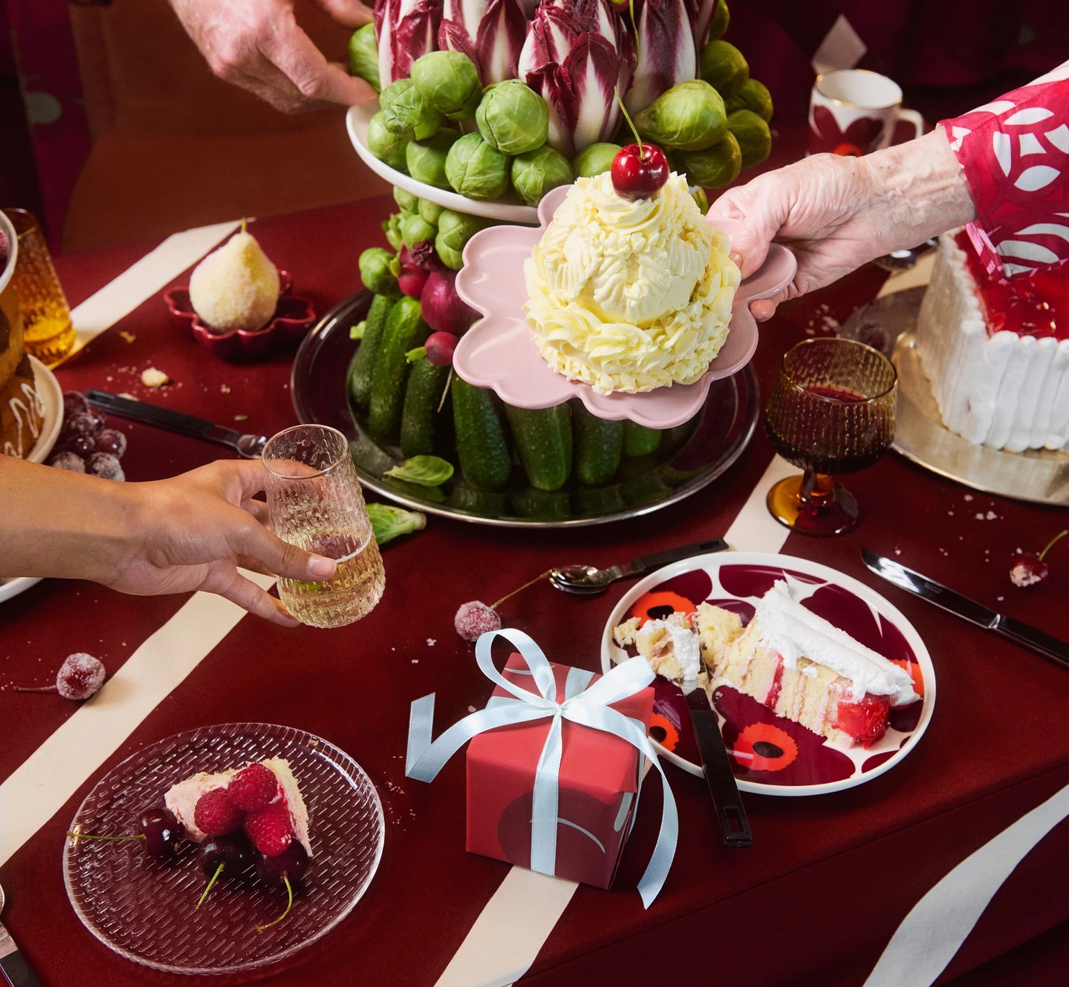 Kattaus, jossa Unikko-astioita ja kasviksia.