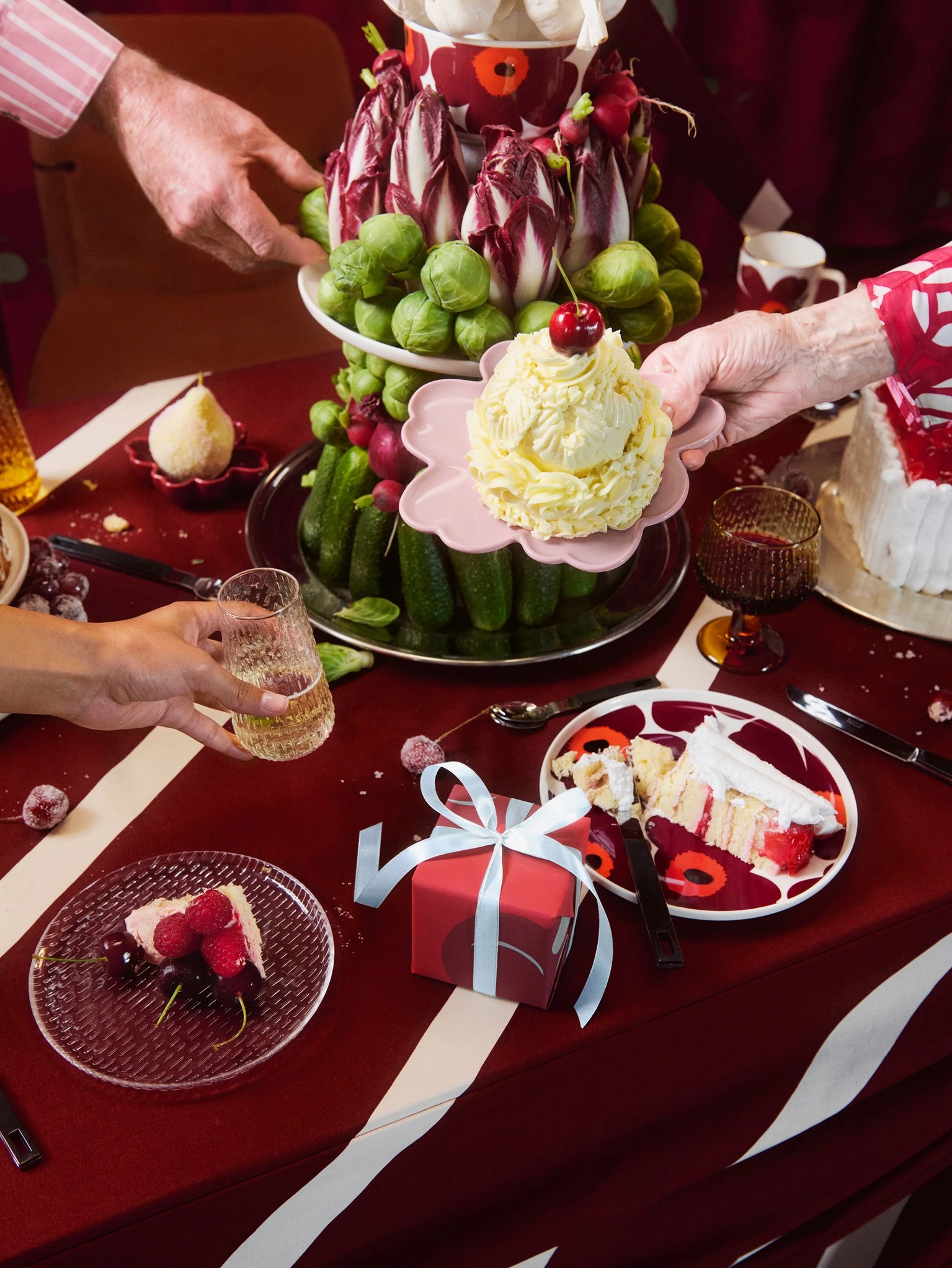 Tablesetting with Unikko tableware and vegetables.