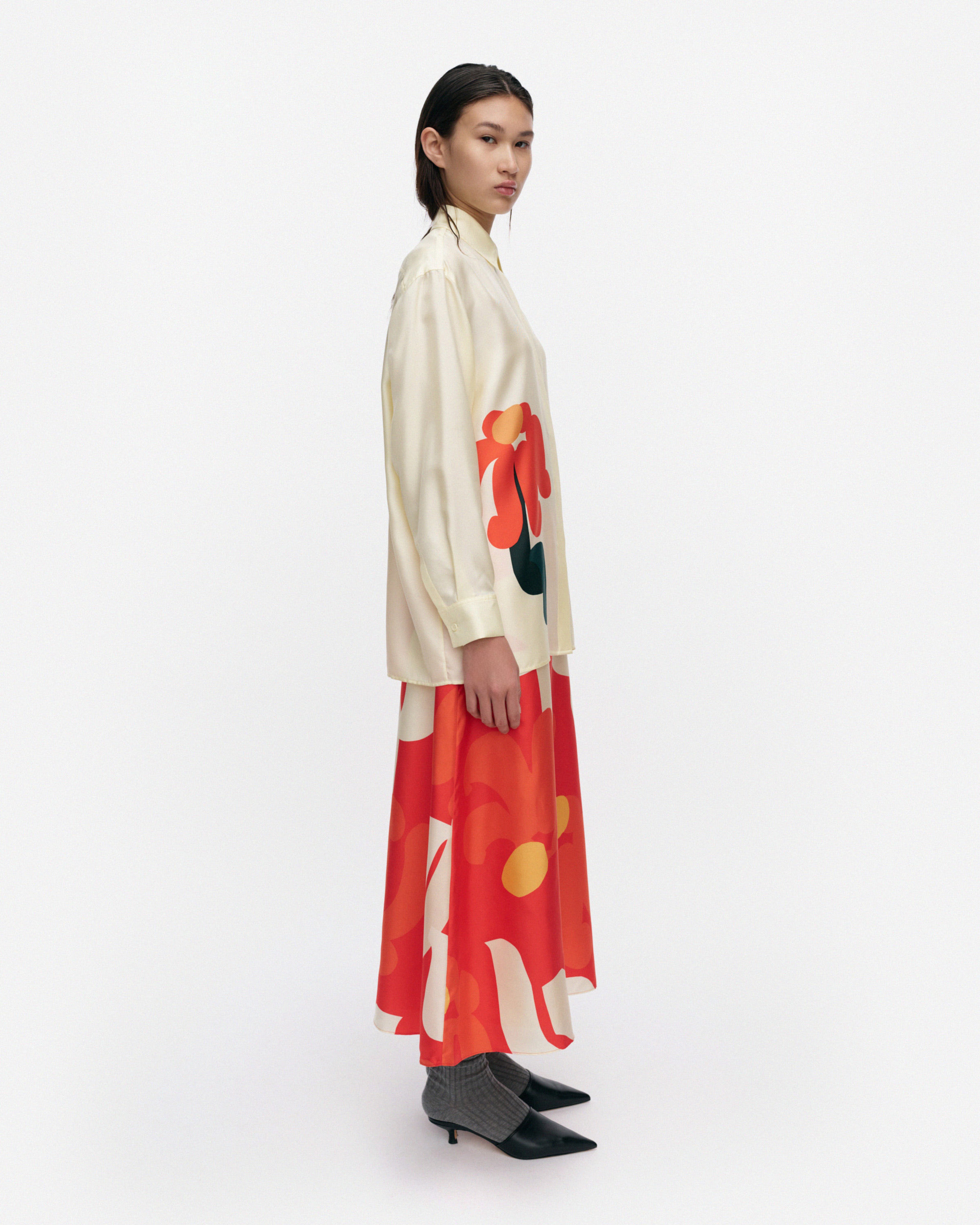 Koostumus Kukkahattu, Silk skirt, red, light yellow, beige,