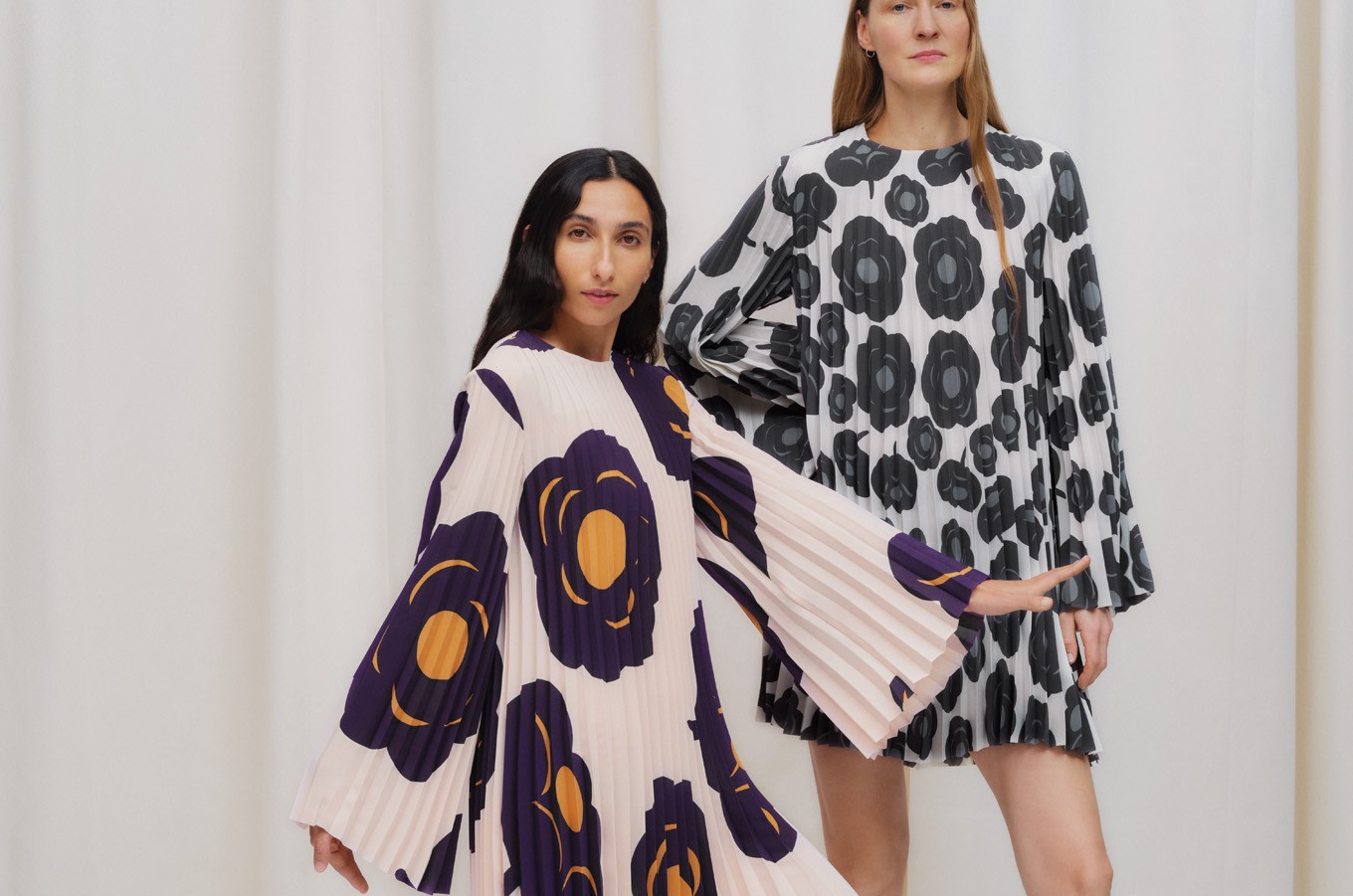 Models wearing Frosti dresses in Tumma print.