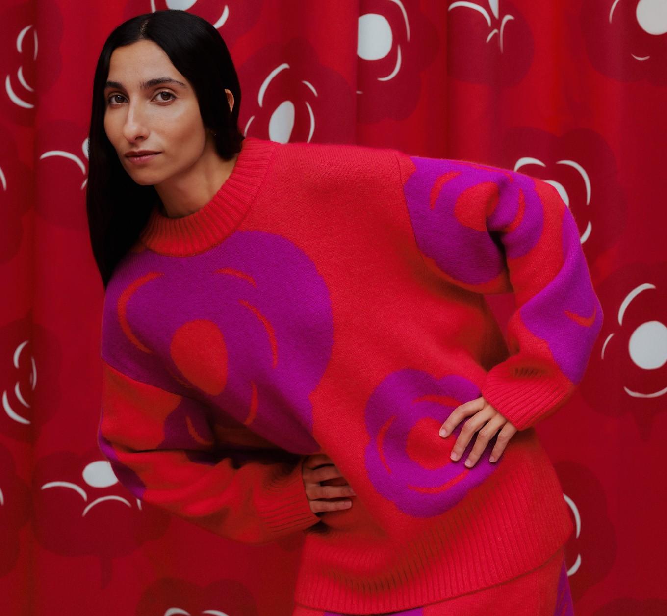 Model wearing Kartakteri knit and Lovea knitted skirt.