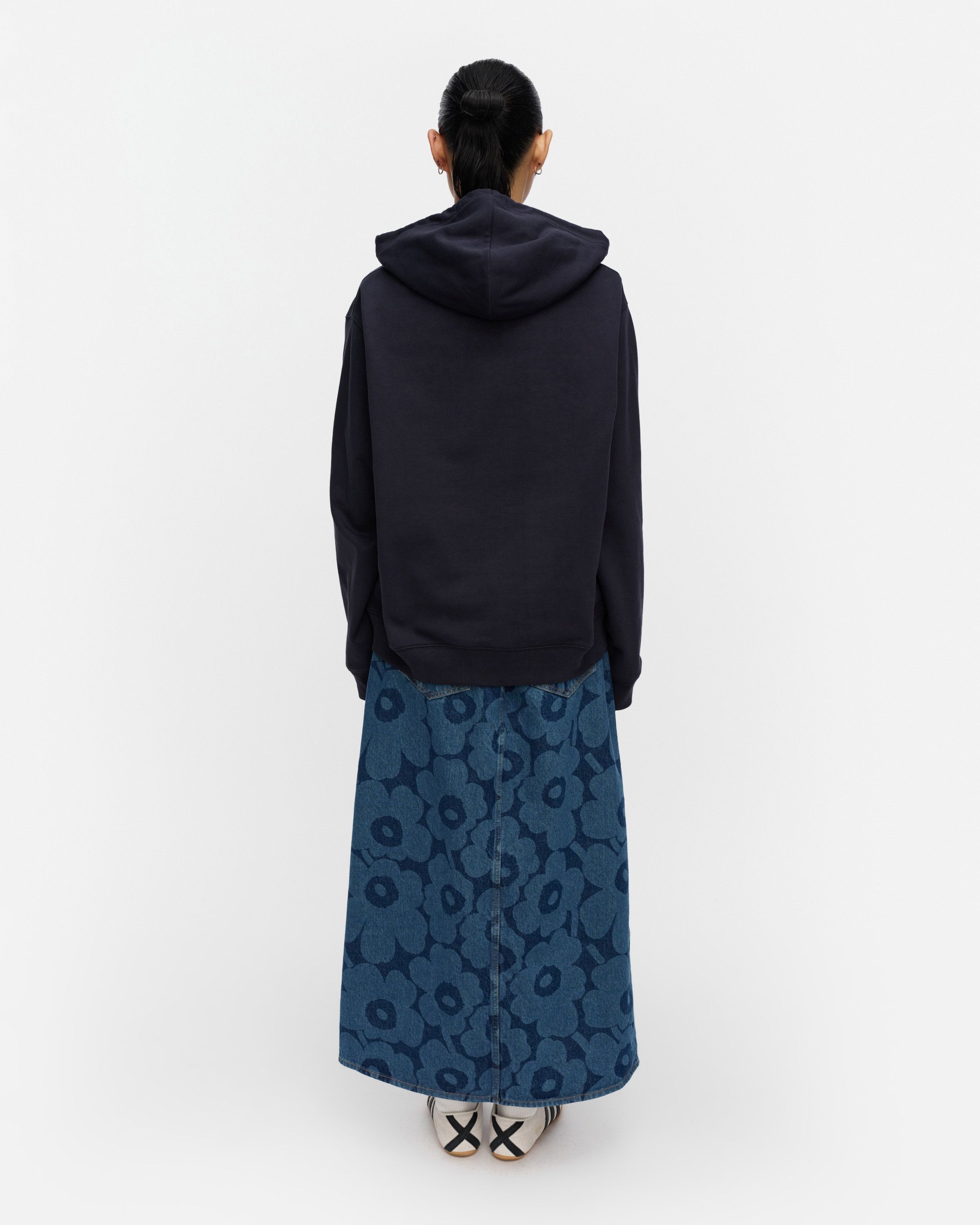 Skripti Logo Placement Kioski hoodie dark navy, off white | Marimekko