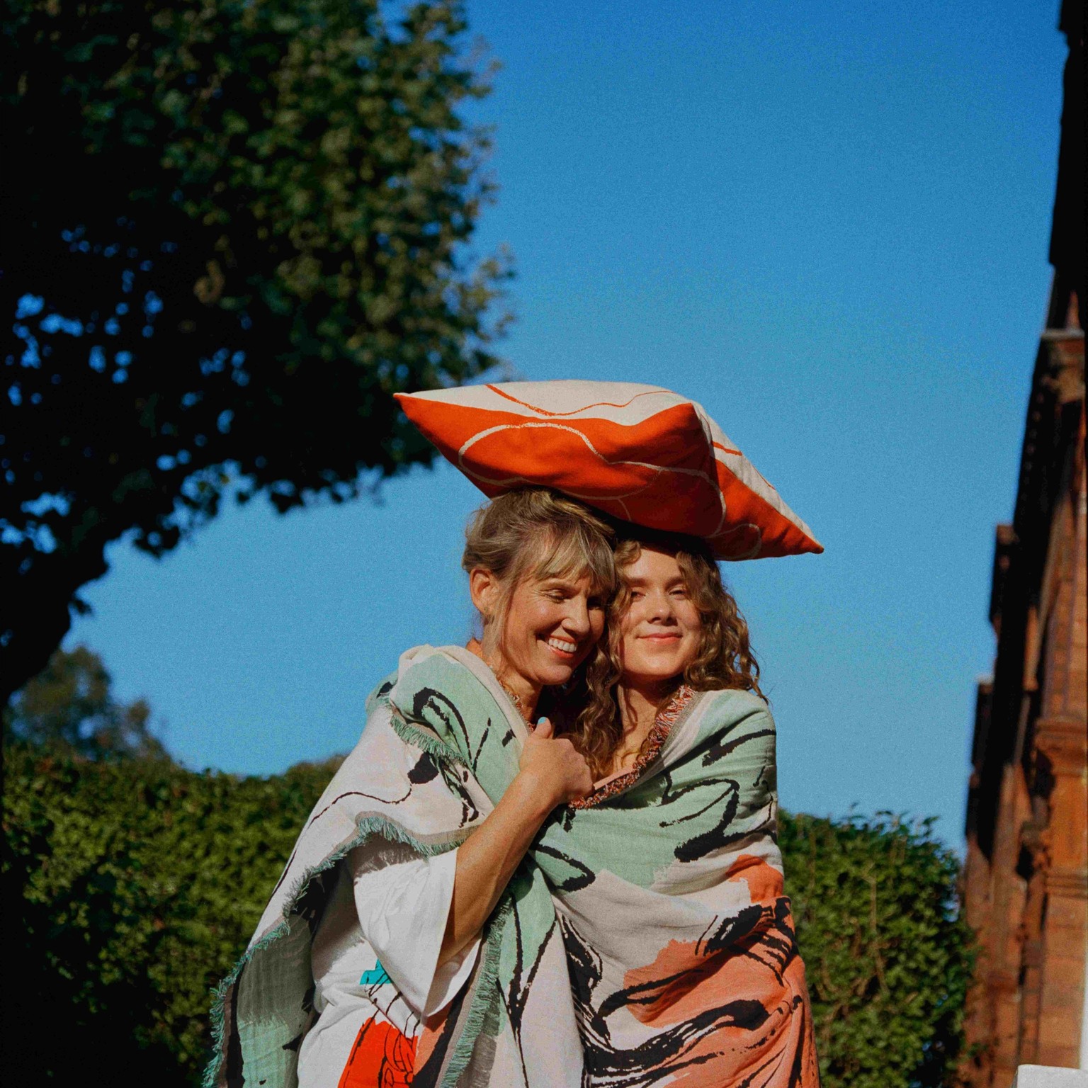 Petra Börner and friend wearing a blanket in Vildstjälk pattern.