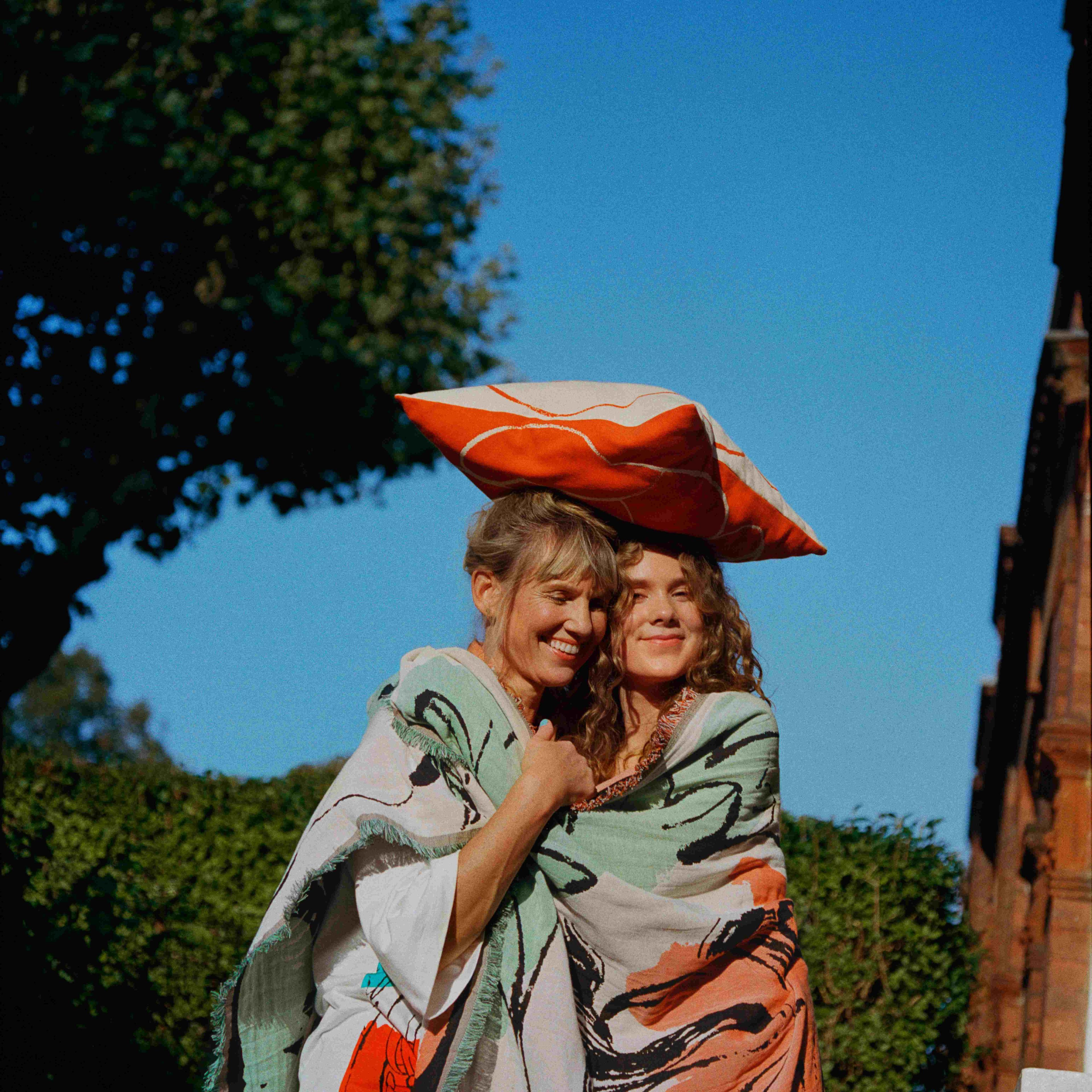 Petra Börner and friend wearing a blanket in Vildstjälk pattern.