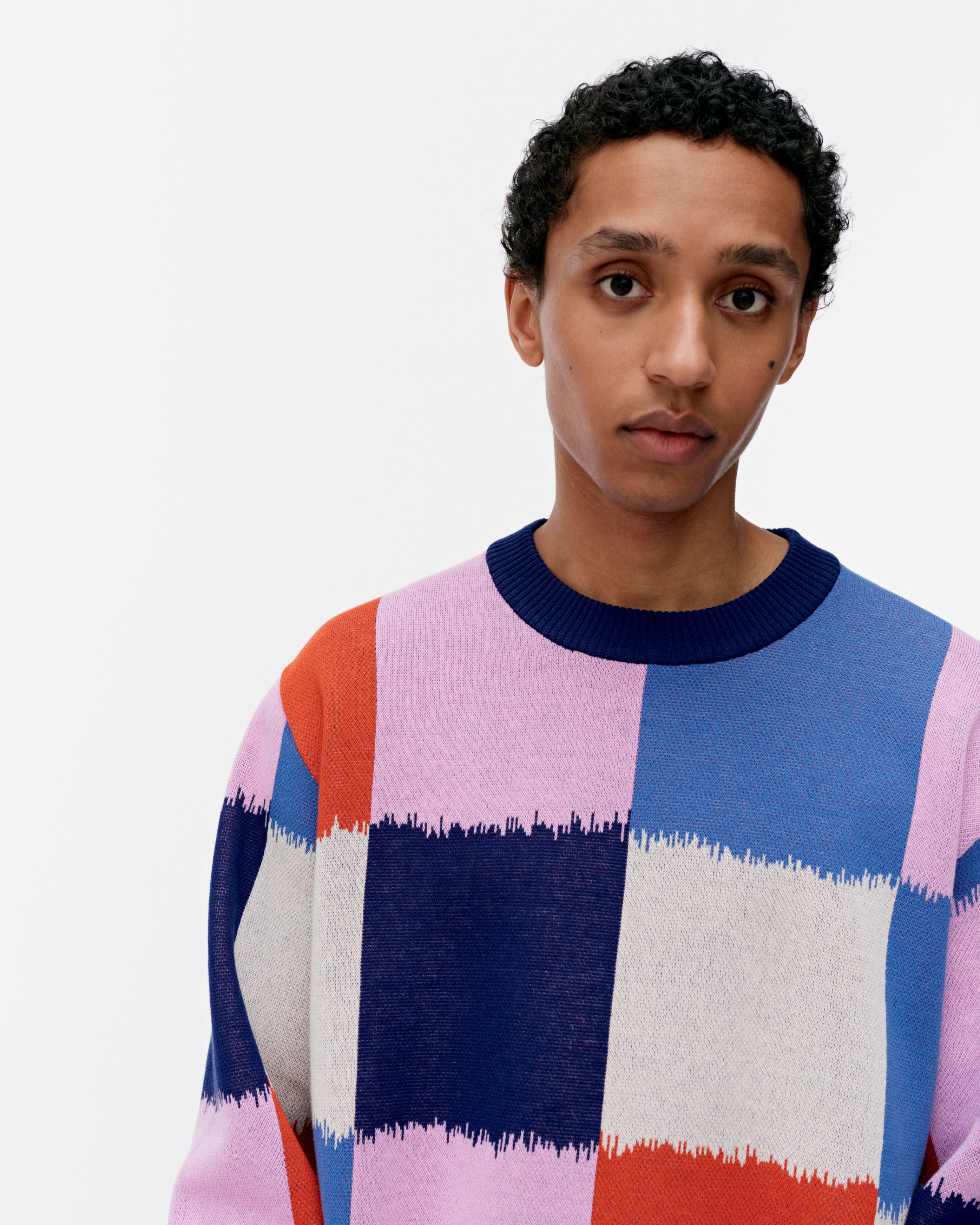 Lasi Ostjakki, Kioski neulepusero, t.sininen, punainen, l.valk.,