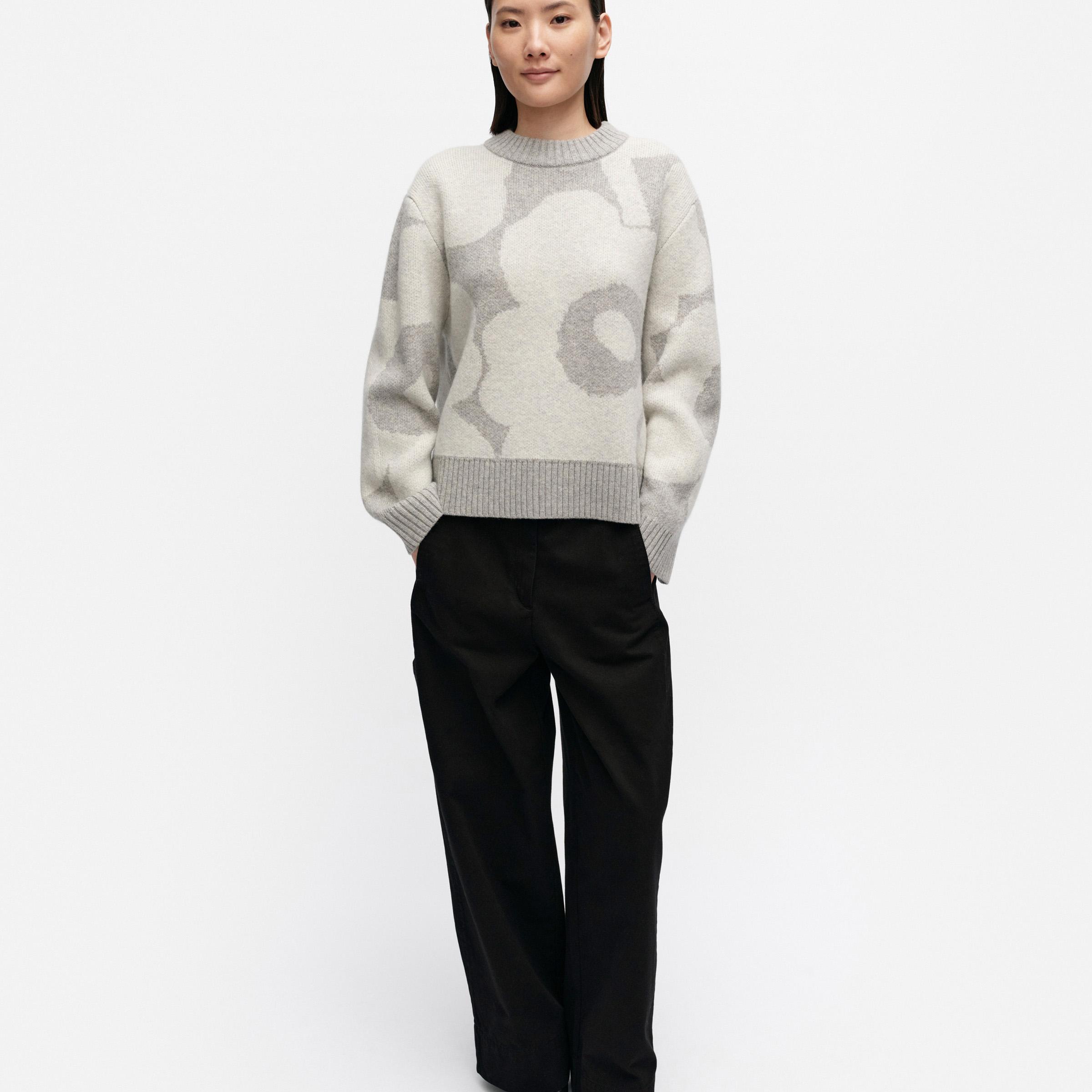 Mallin päällä: Unikko-kuvioinen villapaita.