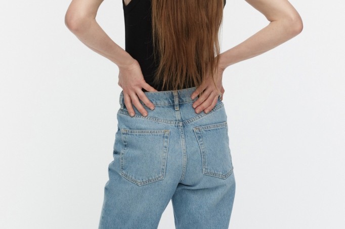 Vaaleat Marimekko Maridenim -farkut kuvattuna takaapäin.