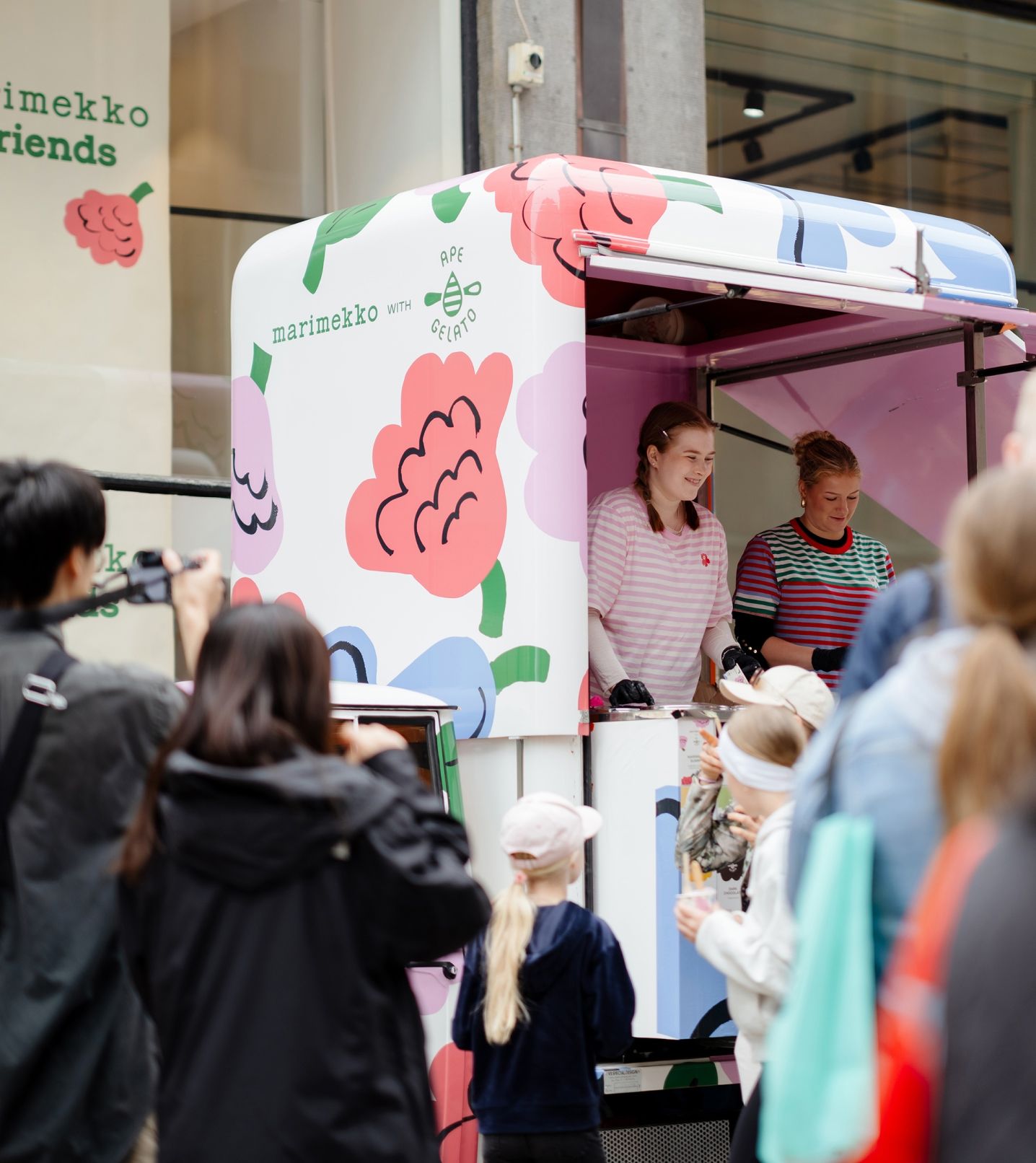 Kukasta kukkaan -kuviolla koristeltu Ape Gelato -jäätelöauto Aleksinkulman myymälän edustalla.