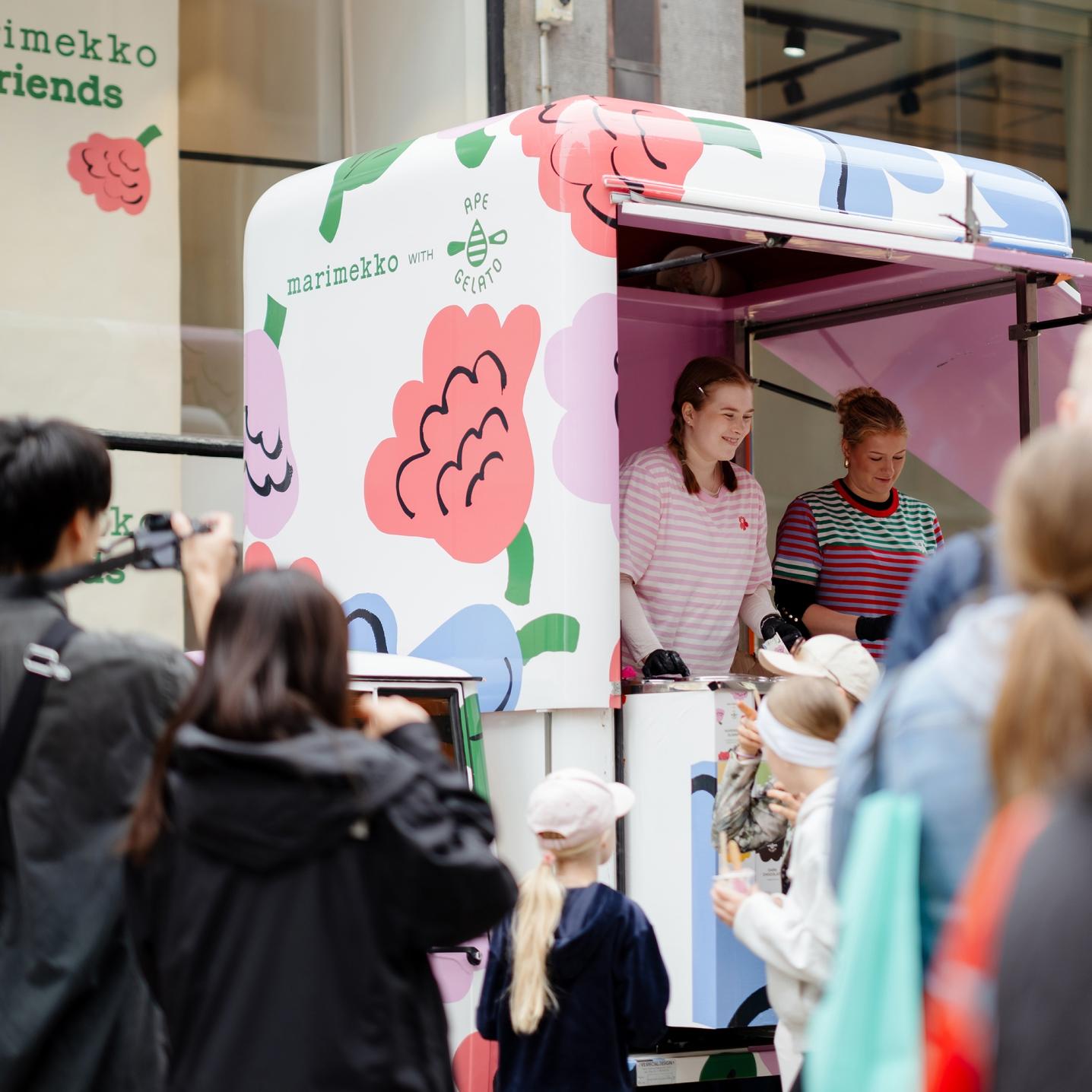 Kukasta kukkaan -kuviolla koristeltu Ape Gelato -jäätelöauto Aleksinkulman myymälän edustalla.