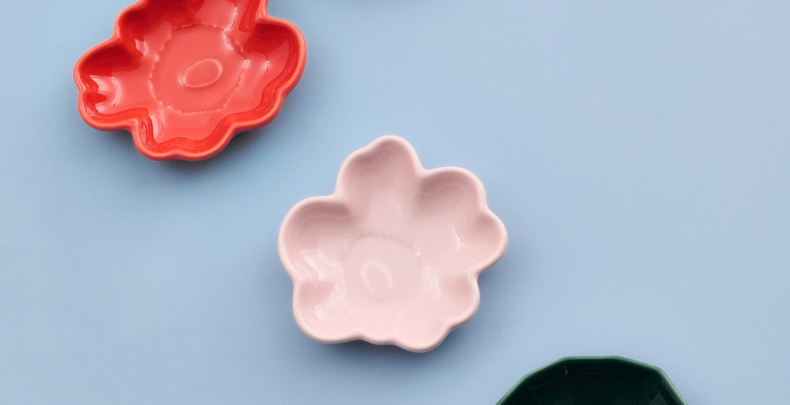 Two Kivet bowls and two Unikko bowls in different colors.