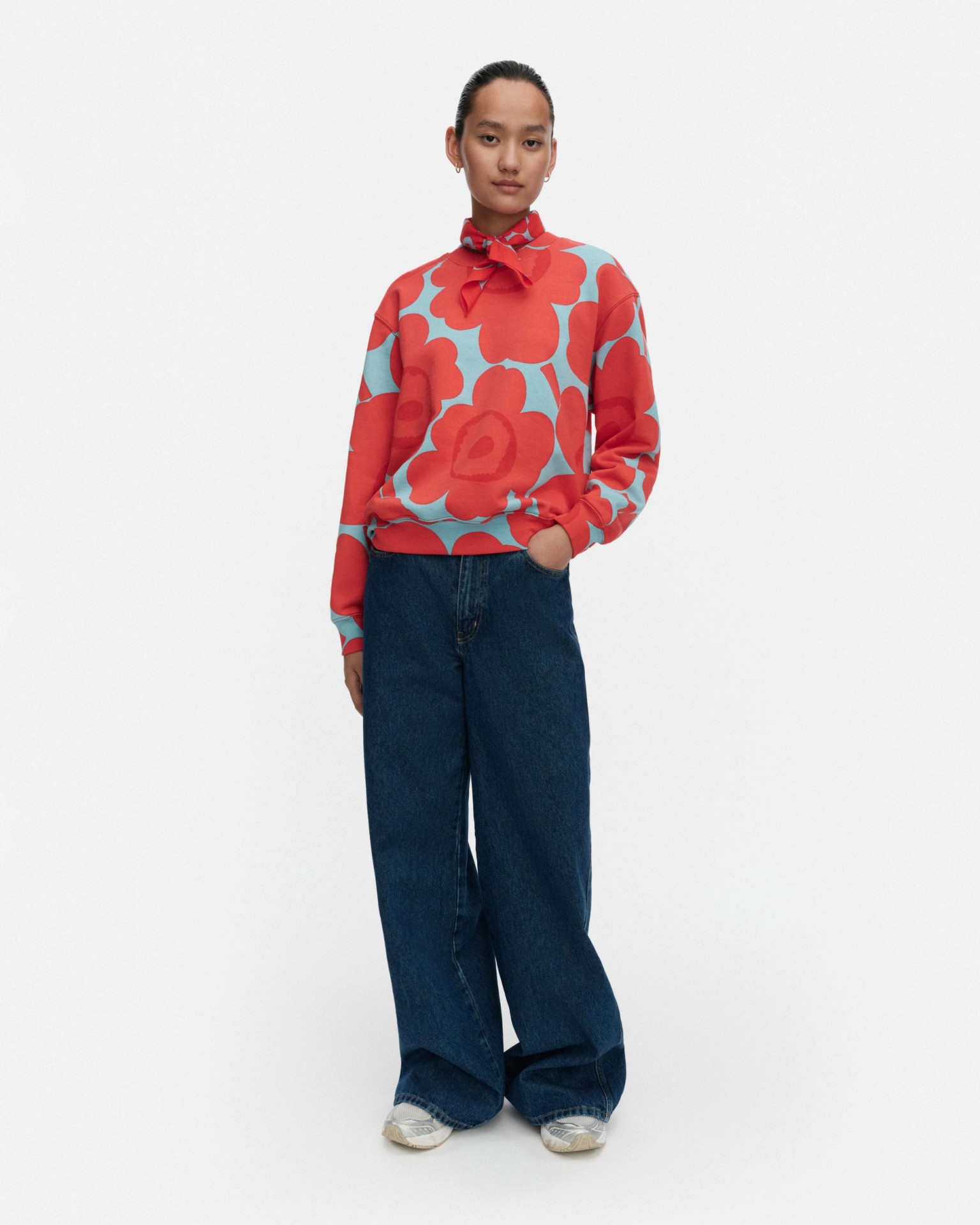 Leiot Unikko, Kioski sweatshirt, light blue, red,