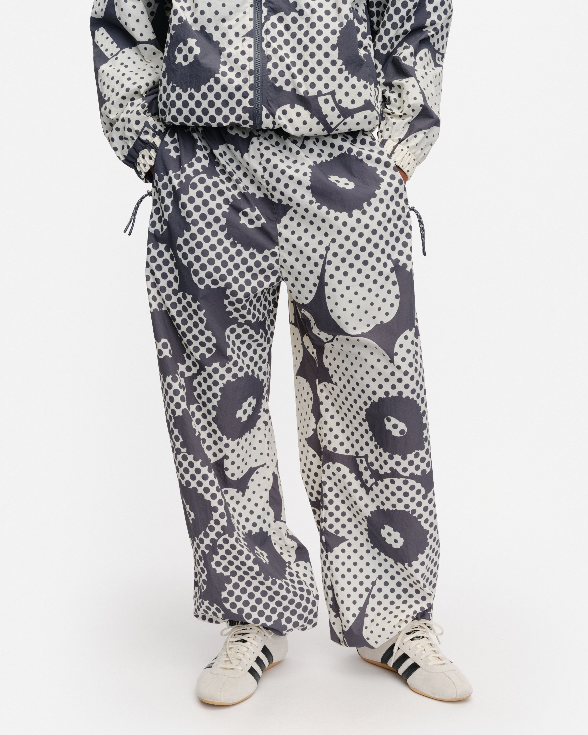 最終日！新品　 marimekko トレーニングウェア　3点 Olos Unikko Kioski activewear trousers dark grey, off white