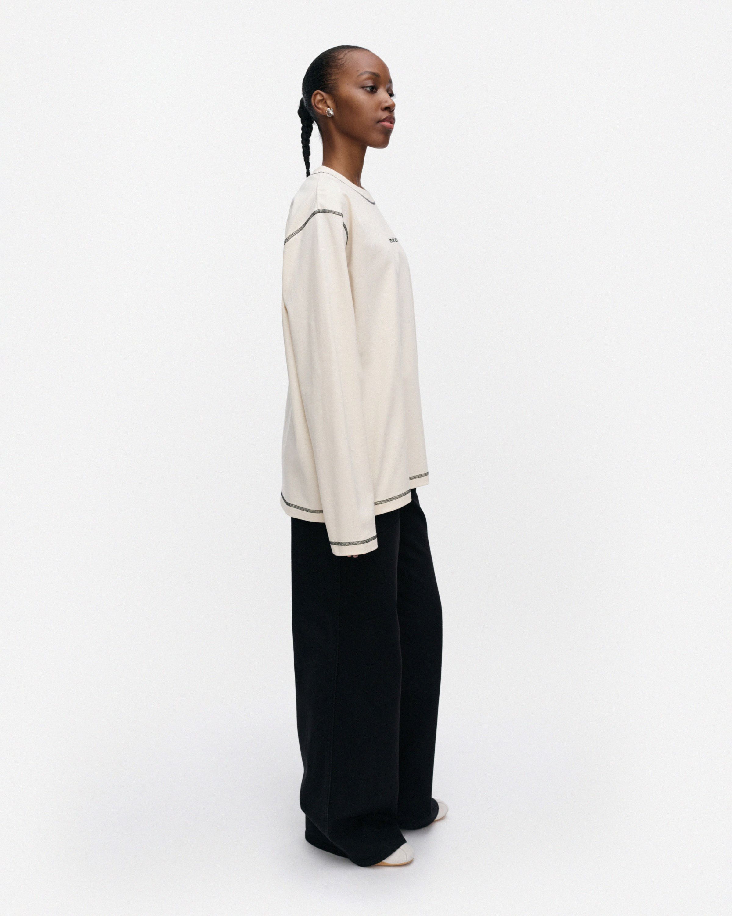 Benkku Logo Placement Kioski jersey shirt off white, black | Marimekko