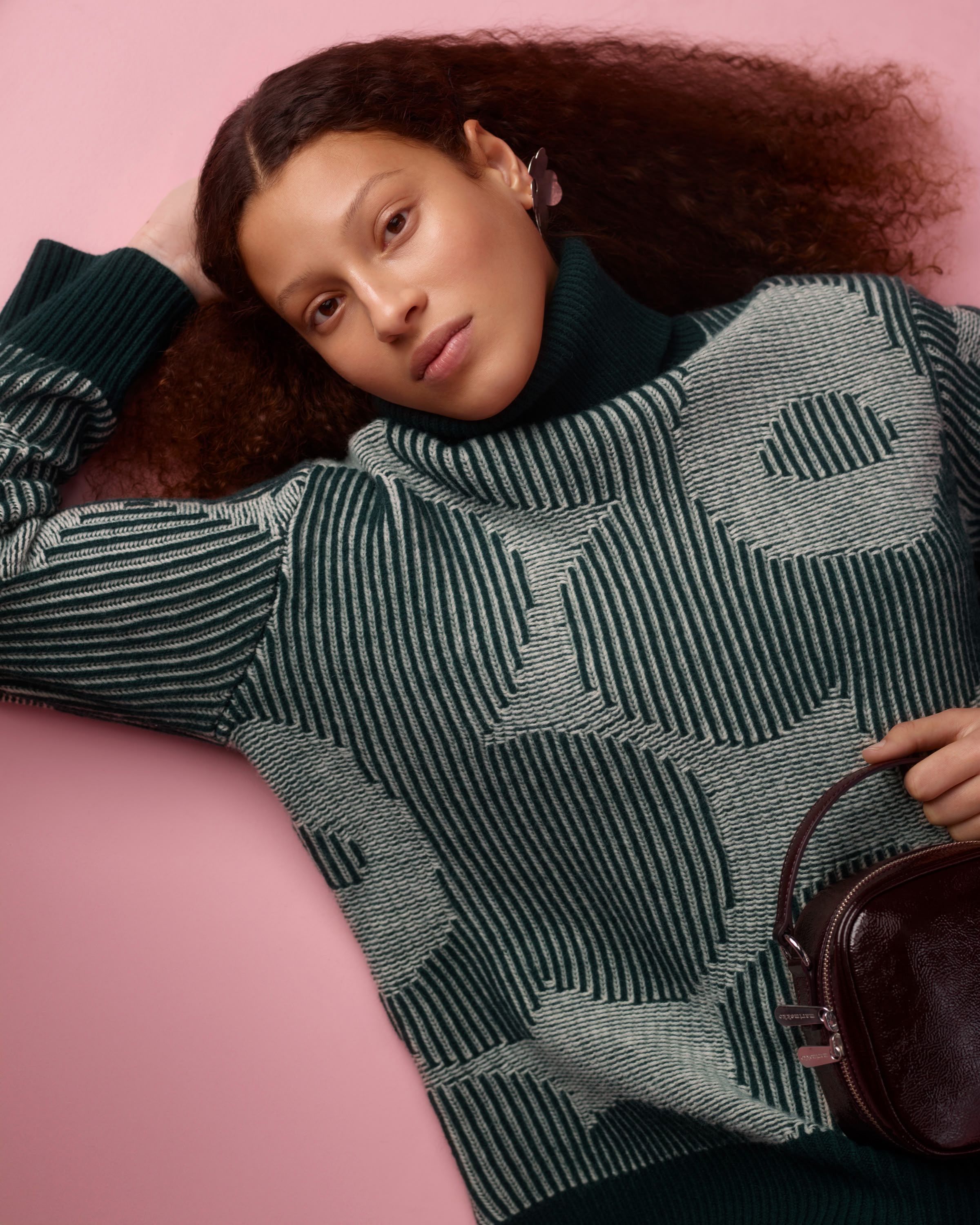 Model wearing a grey sweater in Unikko print.