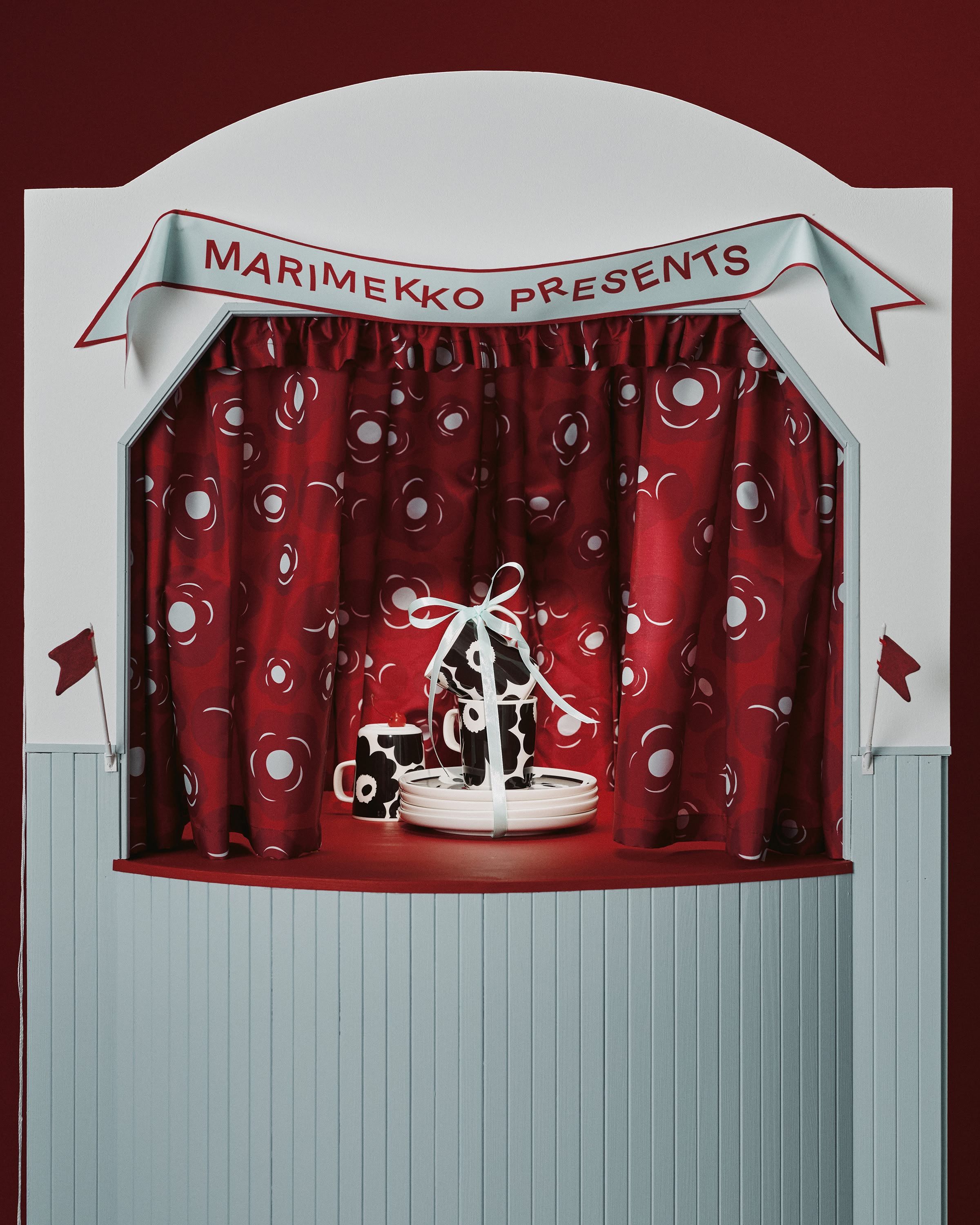 Ensemble tasse et assiette Oiva à motif Unikko noir.