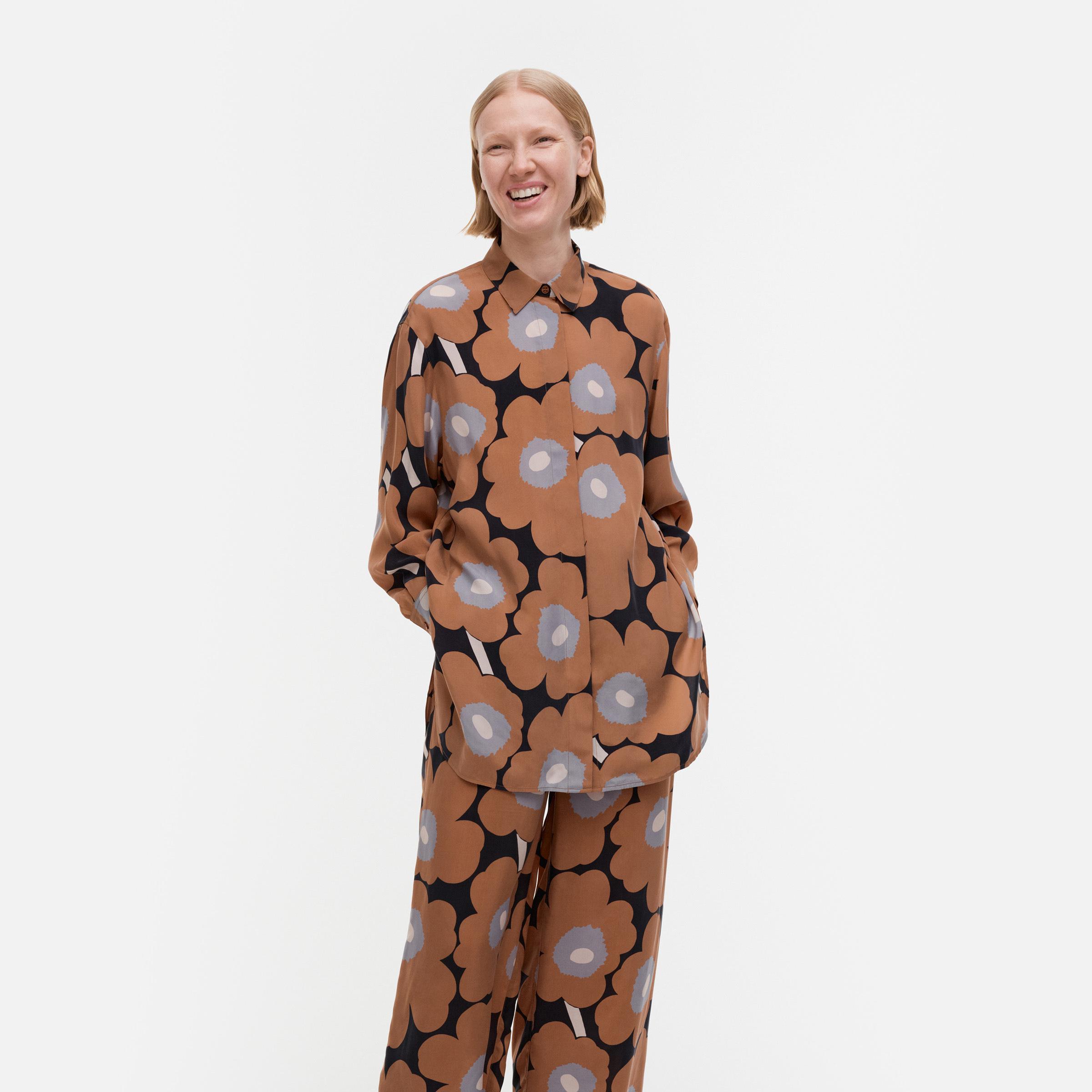 Mallin päällä: Unikko-paita ja housut.