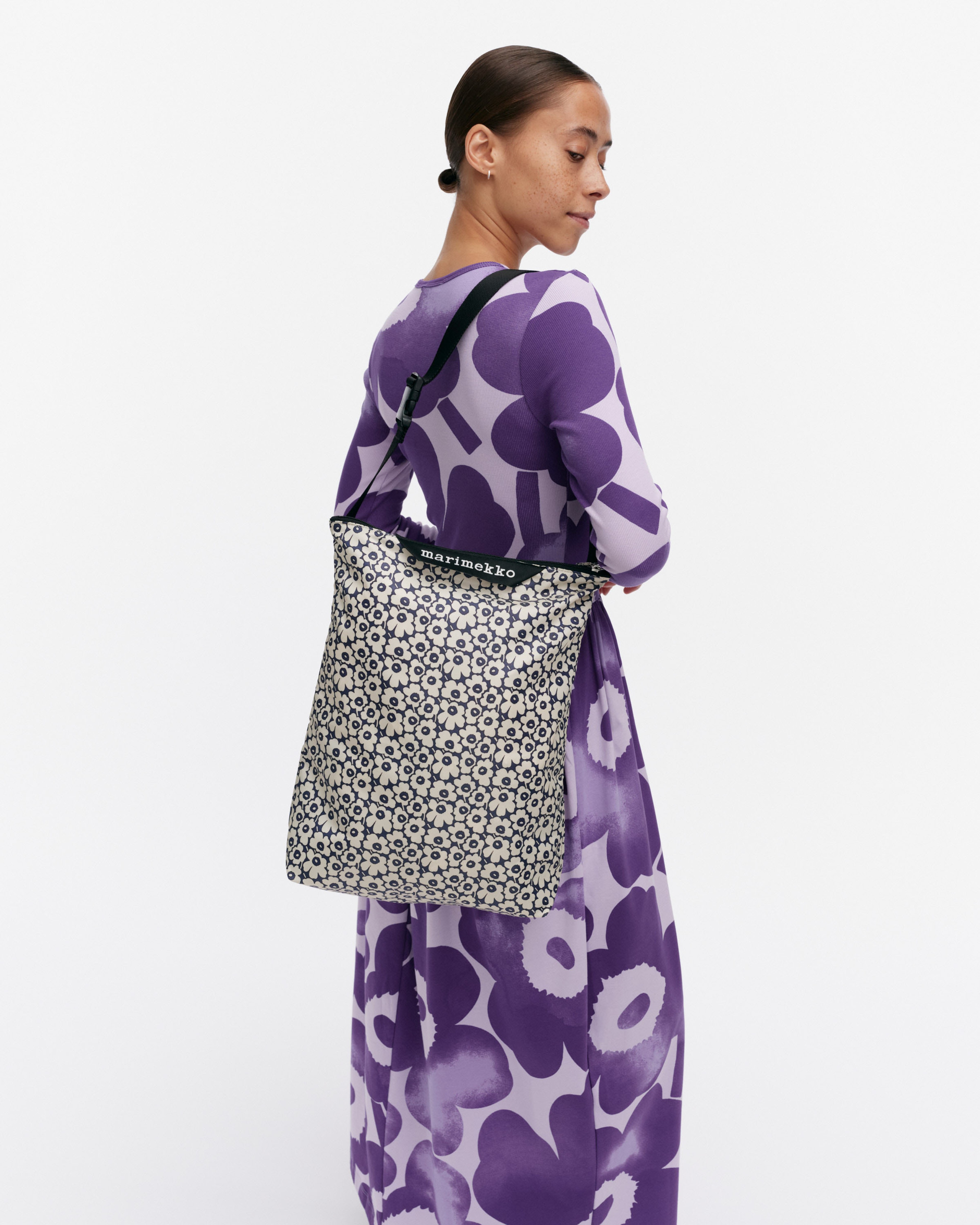 Neat Crossbody Unikko M, Umhängetasche, Dunkelblau, Weiß,