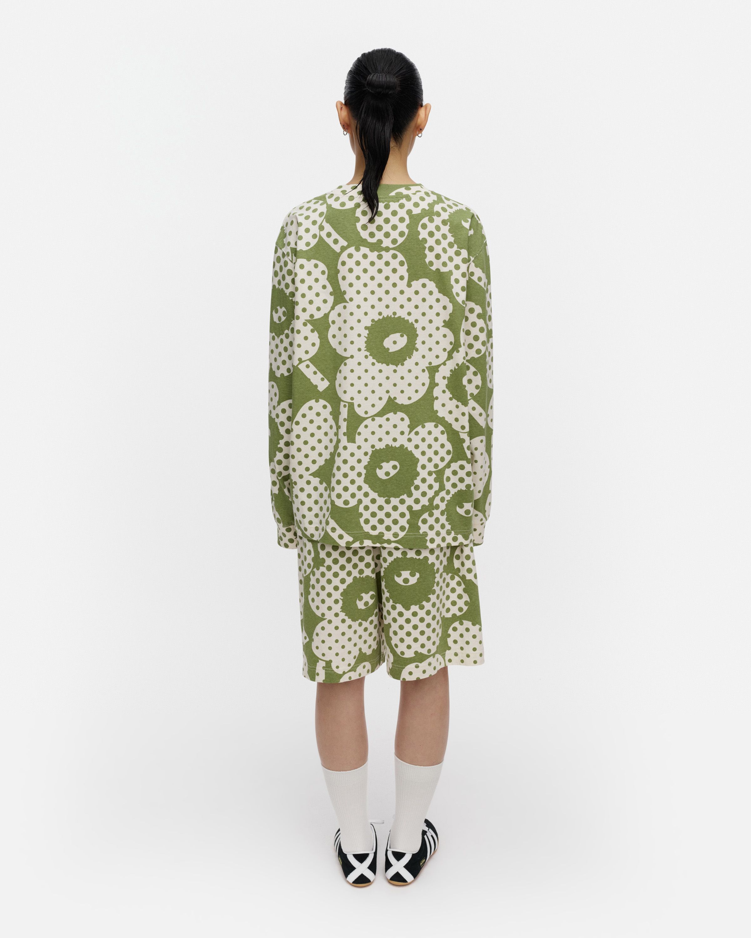 Naapuri Unikko Kioski shorts green, off white | Marimekko