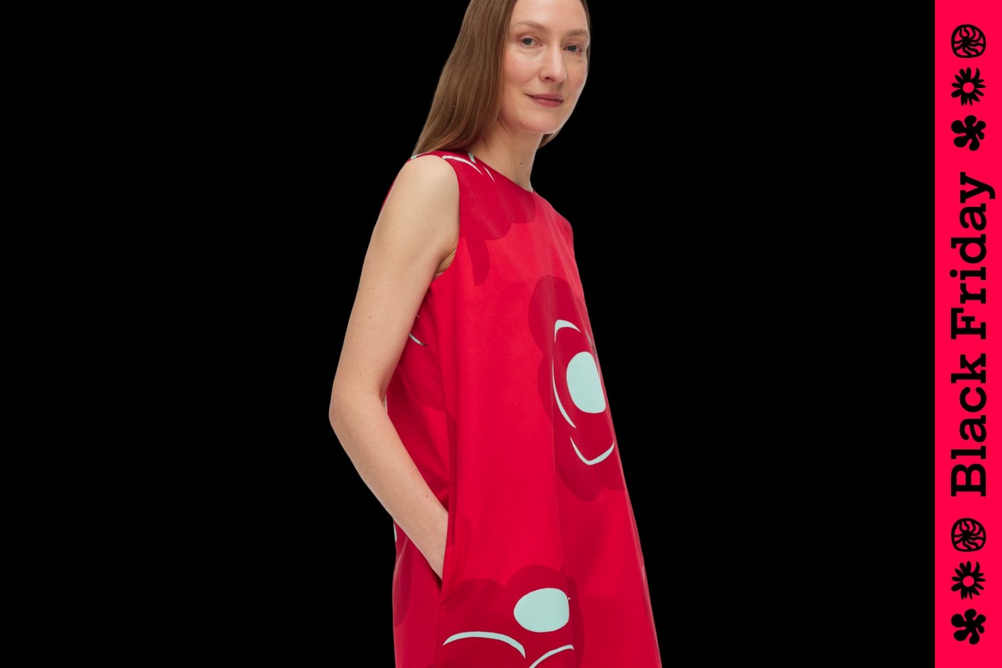 Mallilla on Marimini-mekko, jossa on punainen Tumma-kuvio ja Black Friday -teksti sivulla.