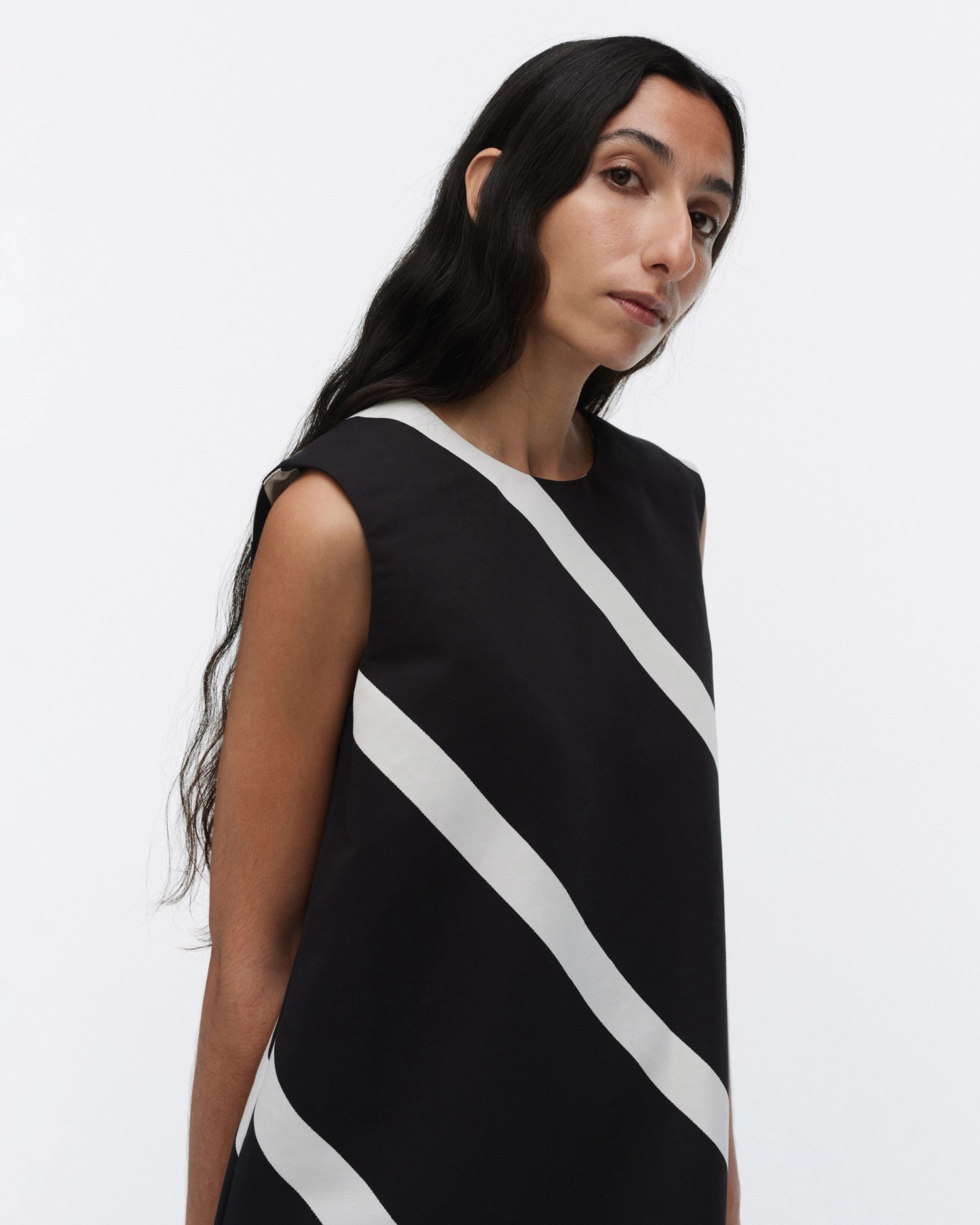 Sopiva Basso, Cotton linen dress, black, off white,
