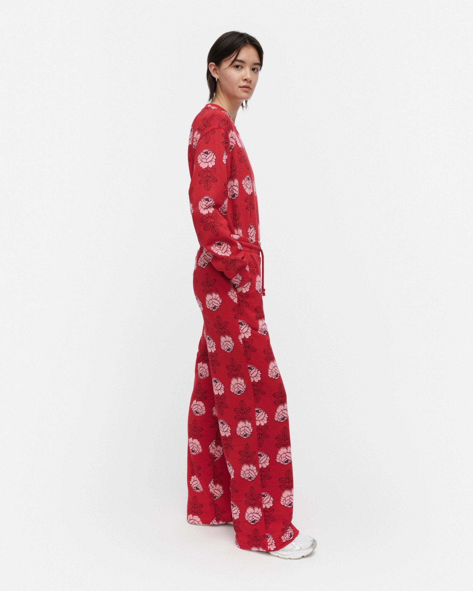 Varret Vihkiruusu, Kioski sweatpants, red, light pink, dark purple,