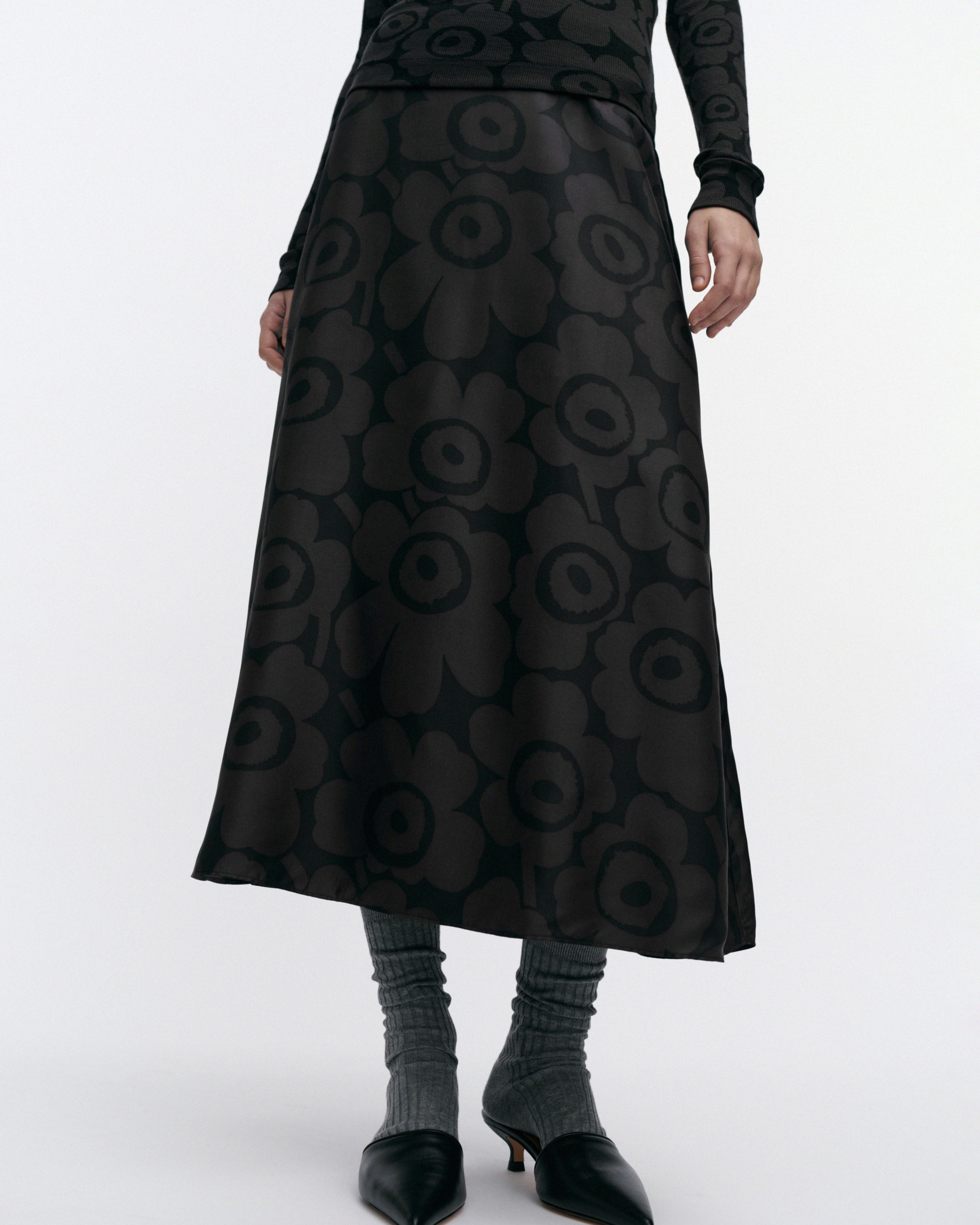 Koostumus Unikko, Silk skirt, black, dark grey,