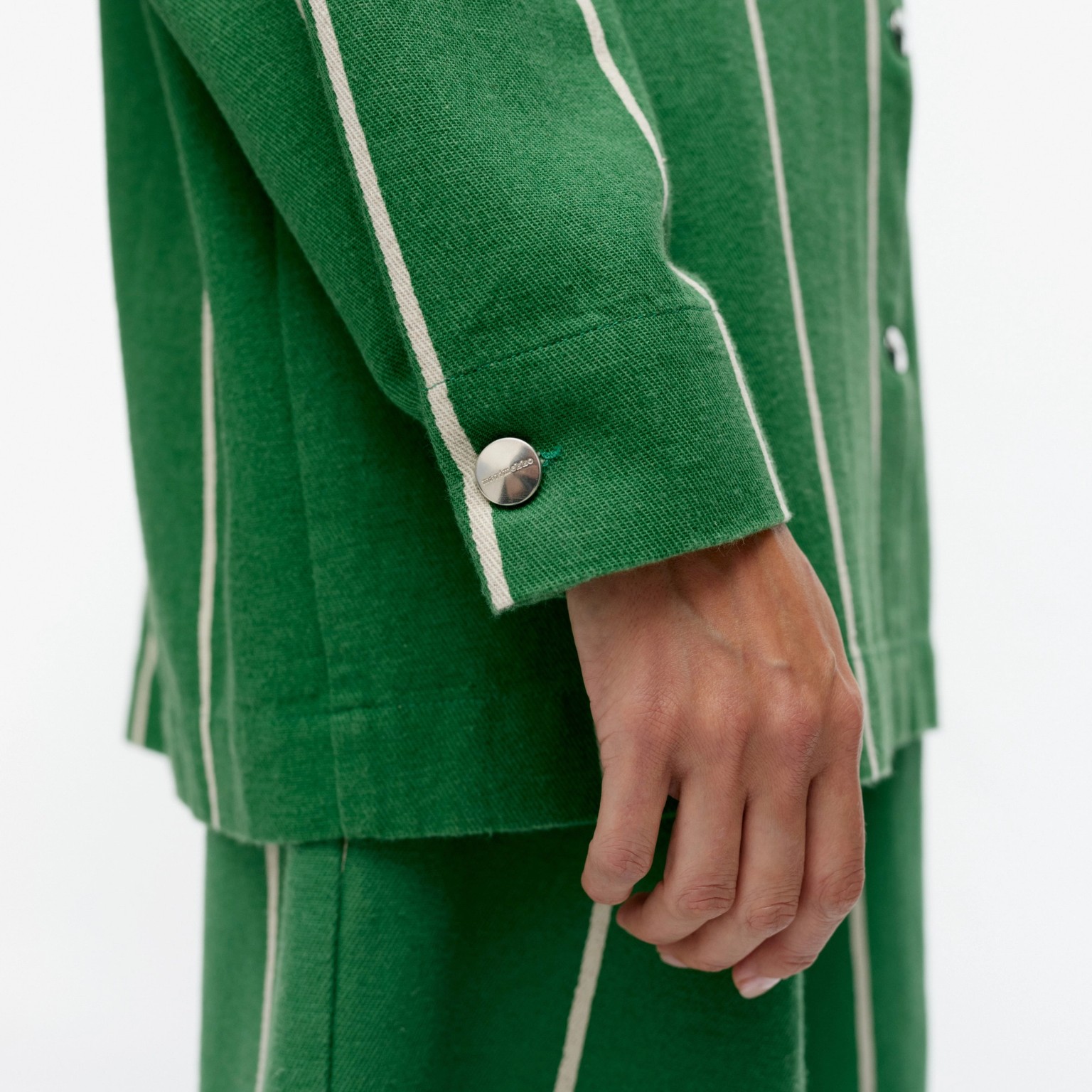 Model wearing linen set in Vesi pattern.