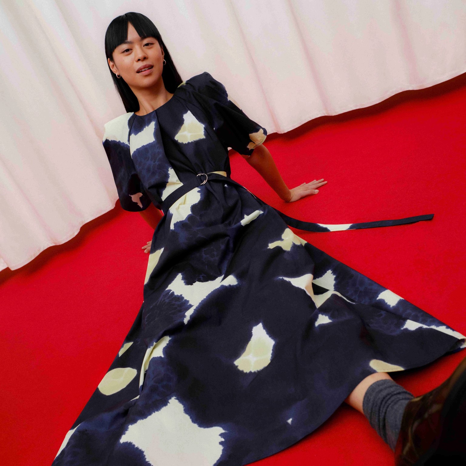 Model wearing Juhlinta dress in Kehäkukka print.