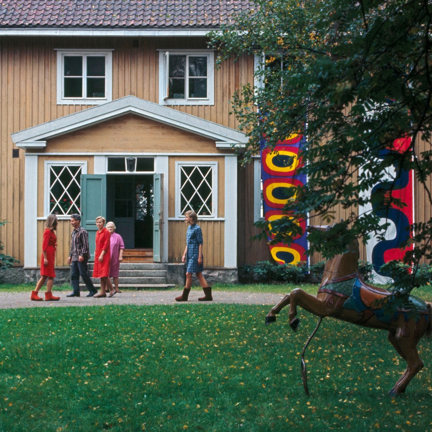 Foto von Tony Vaccaro von einem Haus und Menschen, die Marimekko-Kleidung tragen.