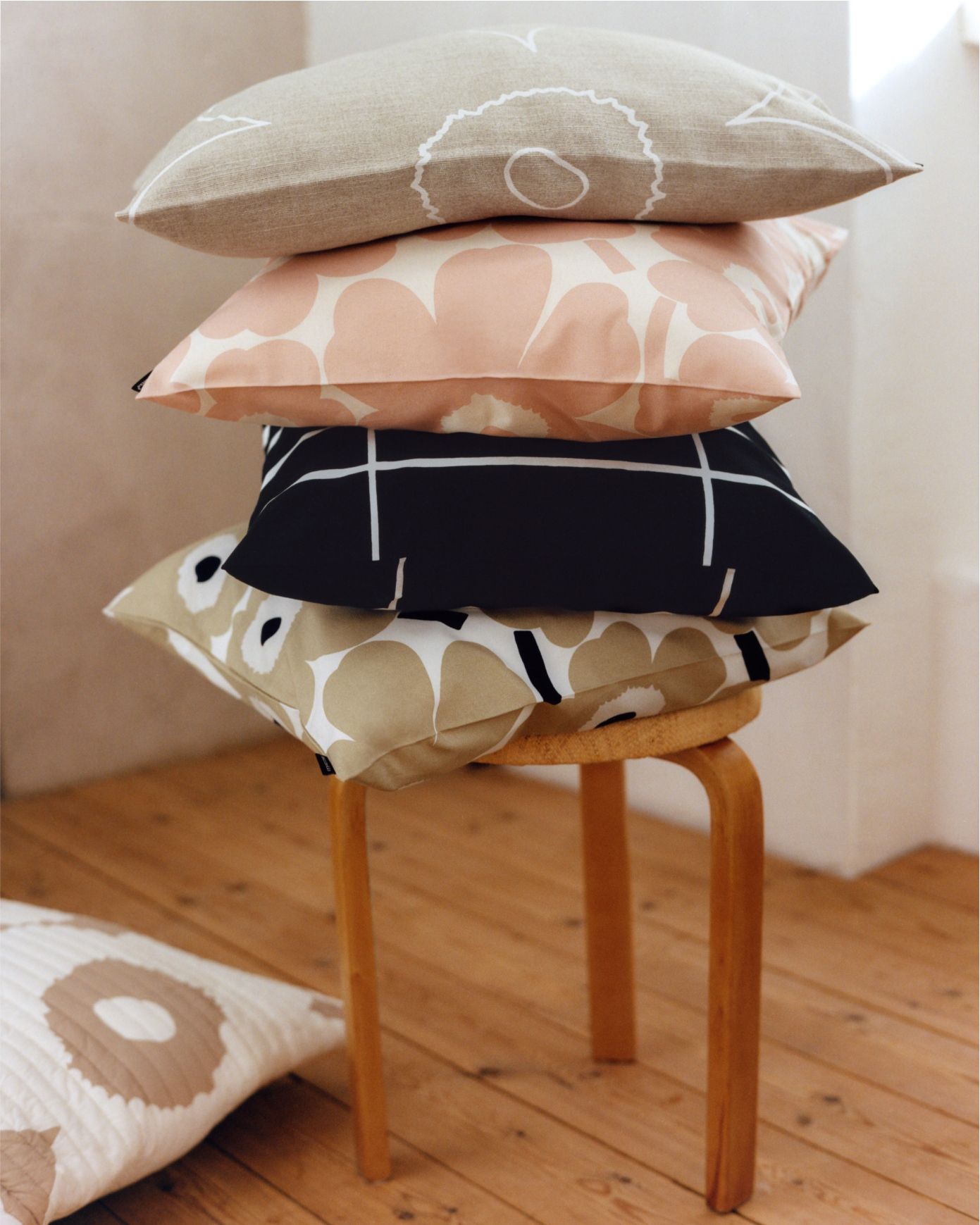 Tyynynpäällisiä joissa Tiiliskivi-kuvio ja Unikko-kuvio.