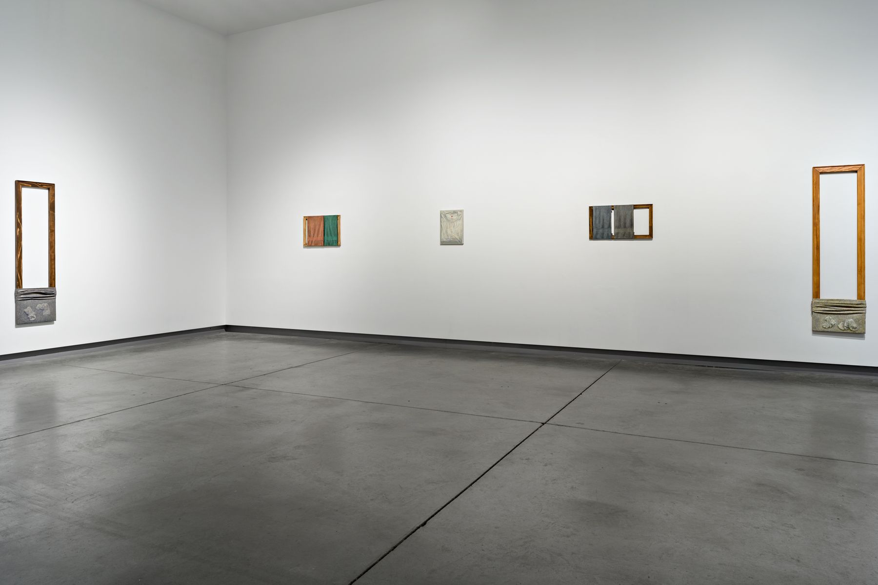 Ryosuke Kumakura: towels, socks, cats, windows, 2024, installation view.