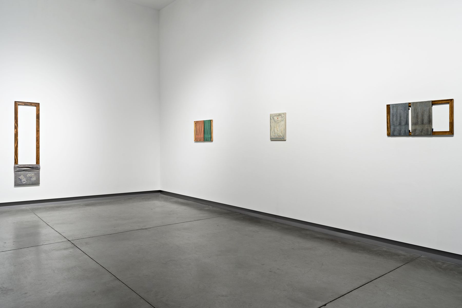 Ryosuke Kumakura: towels, socks, cats, windows, 2024, installation view.
