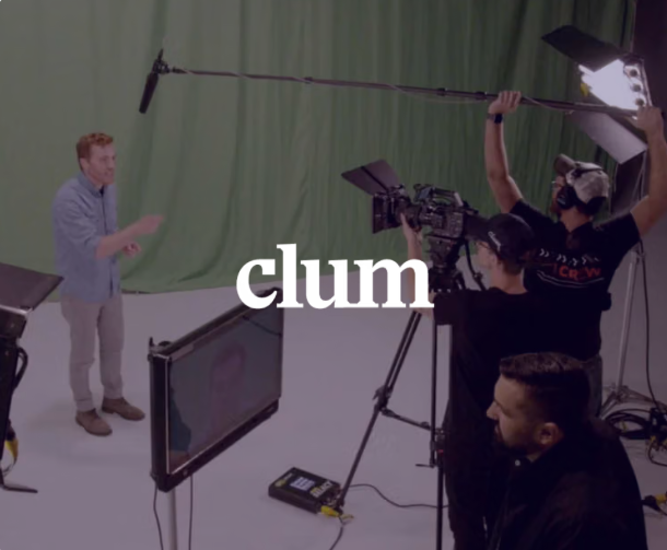 A film crew shoots a man on a green screen set, with "clum" overlaid.